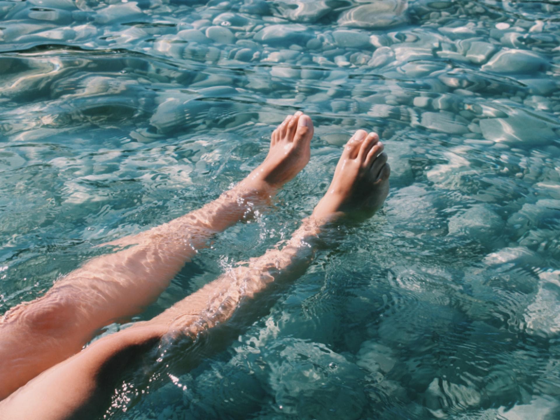 Füße im Wasser
