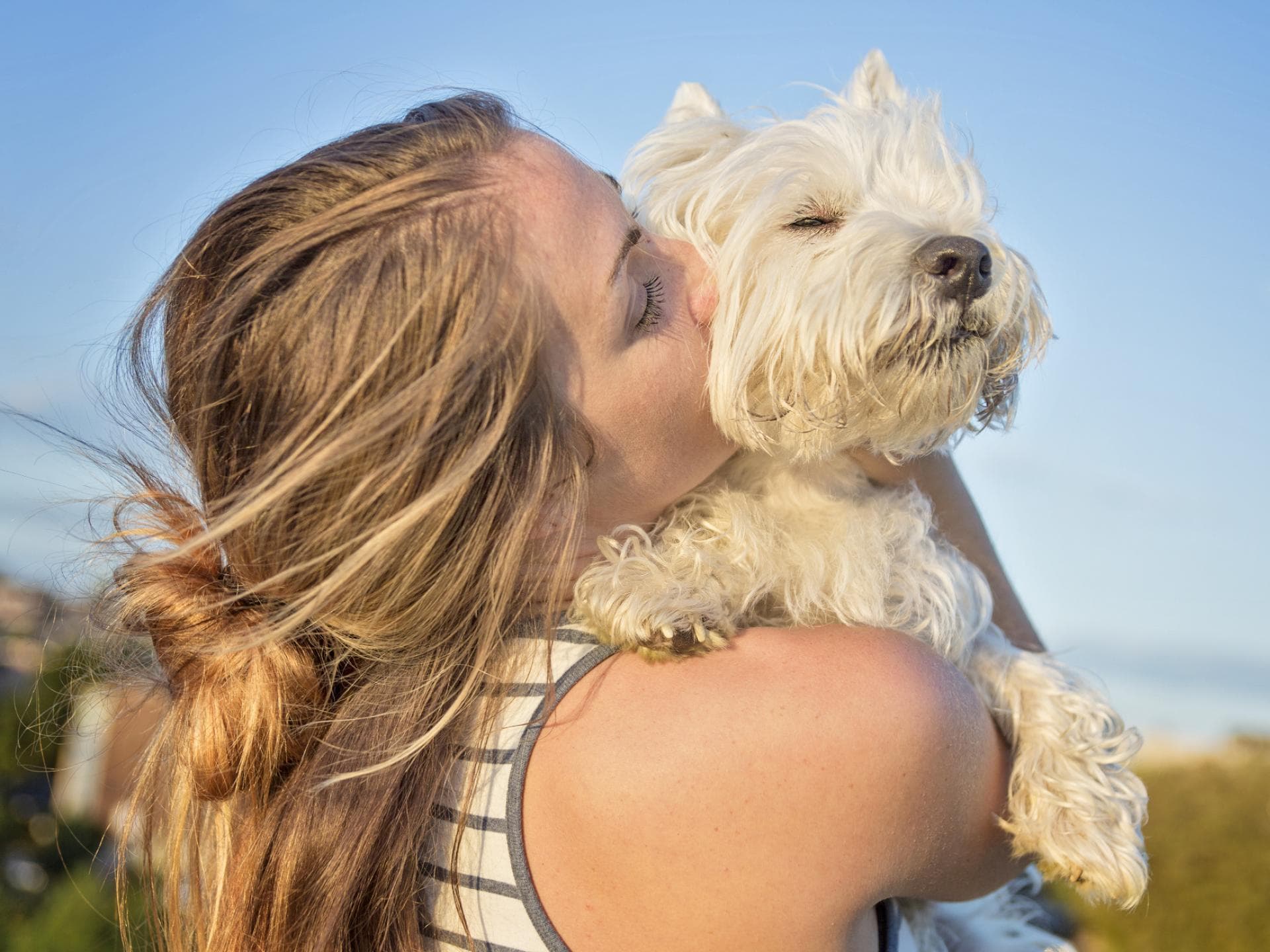 Frau knuddelt mit ihrem Hund