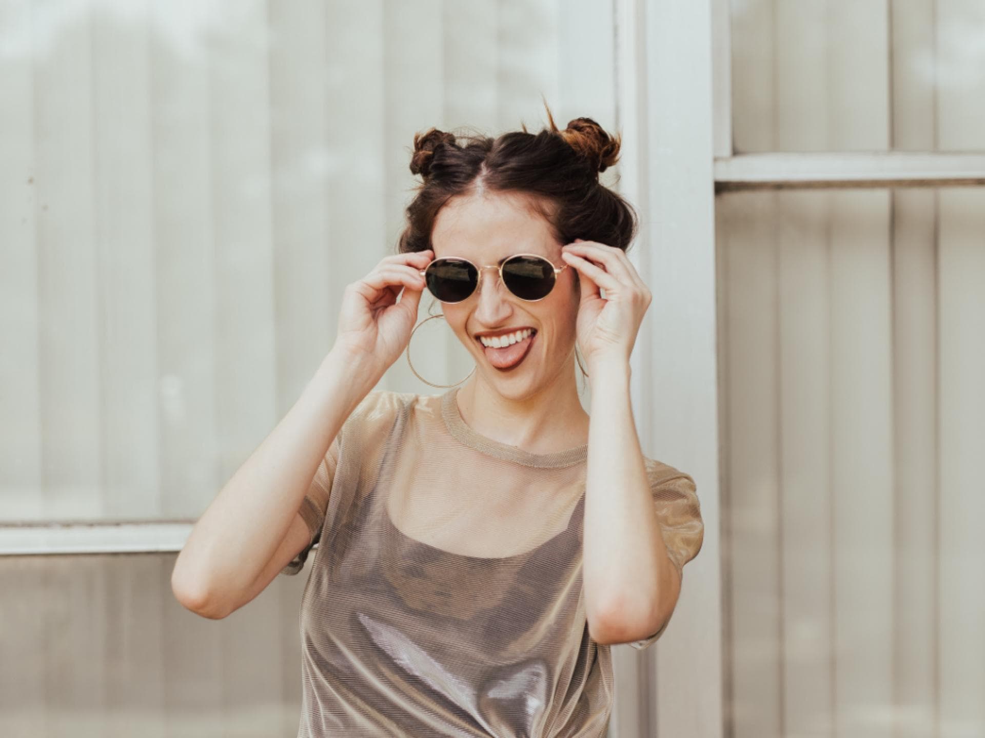 Accessoires Sonnenbrille und Creolen