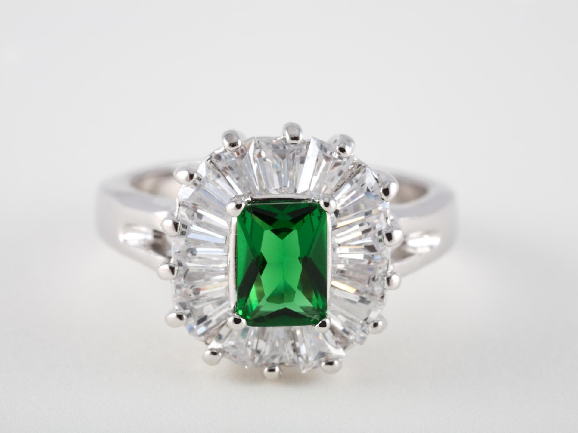 Ring mit Smaragd Edelstein Ring mit Smaragd Edelstein