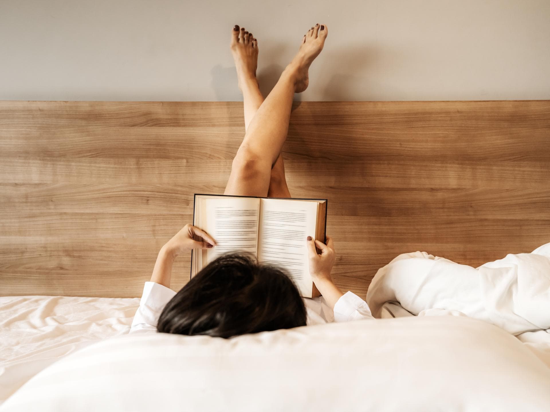Frau liest im Bett