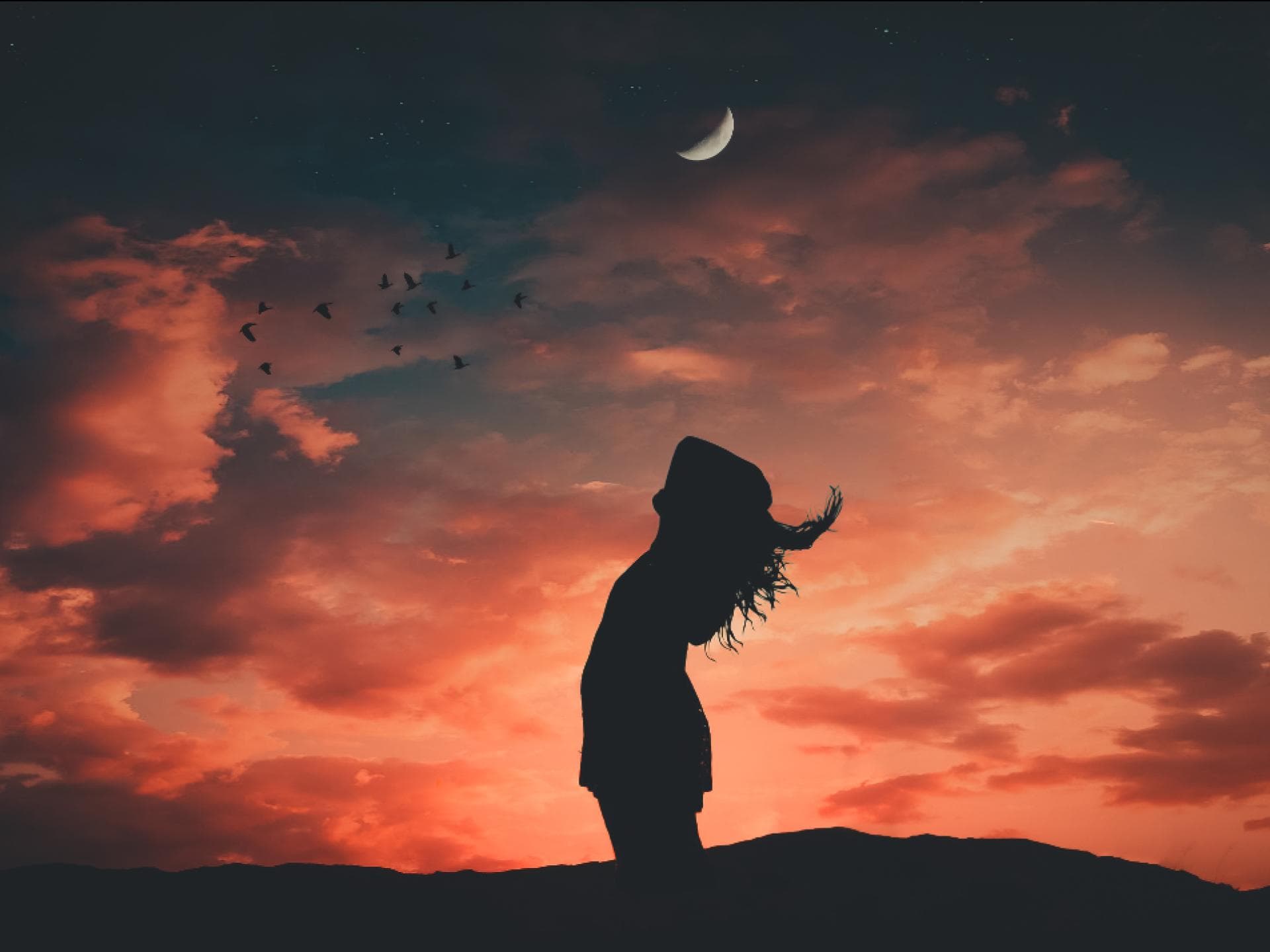 Frau betrachtet Mond