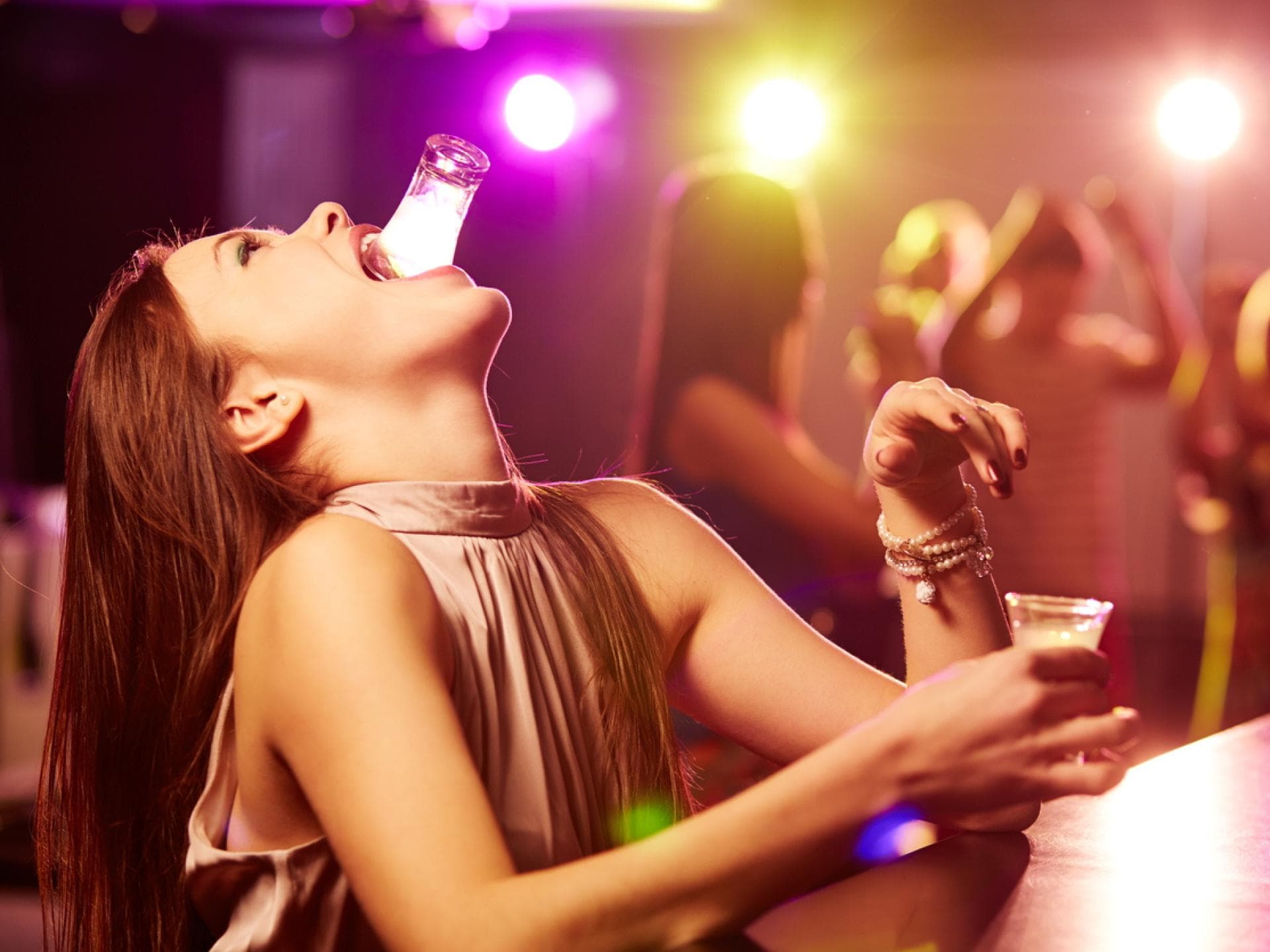 Frau in der Bar trinkt Shots