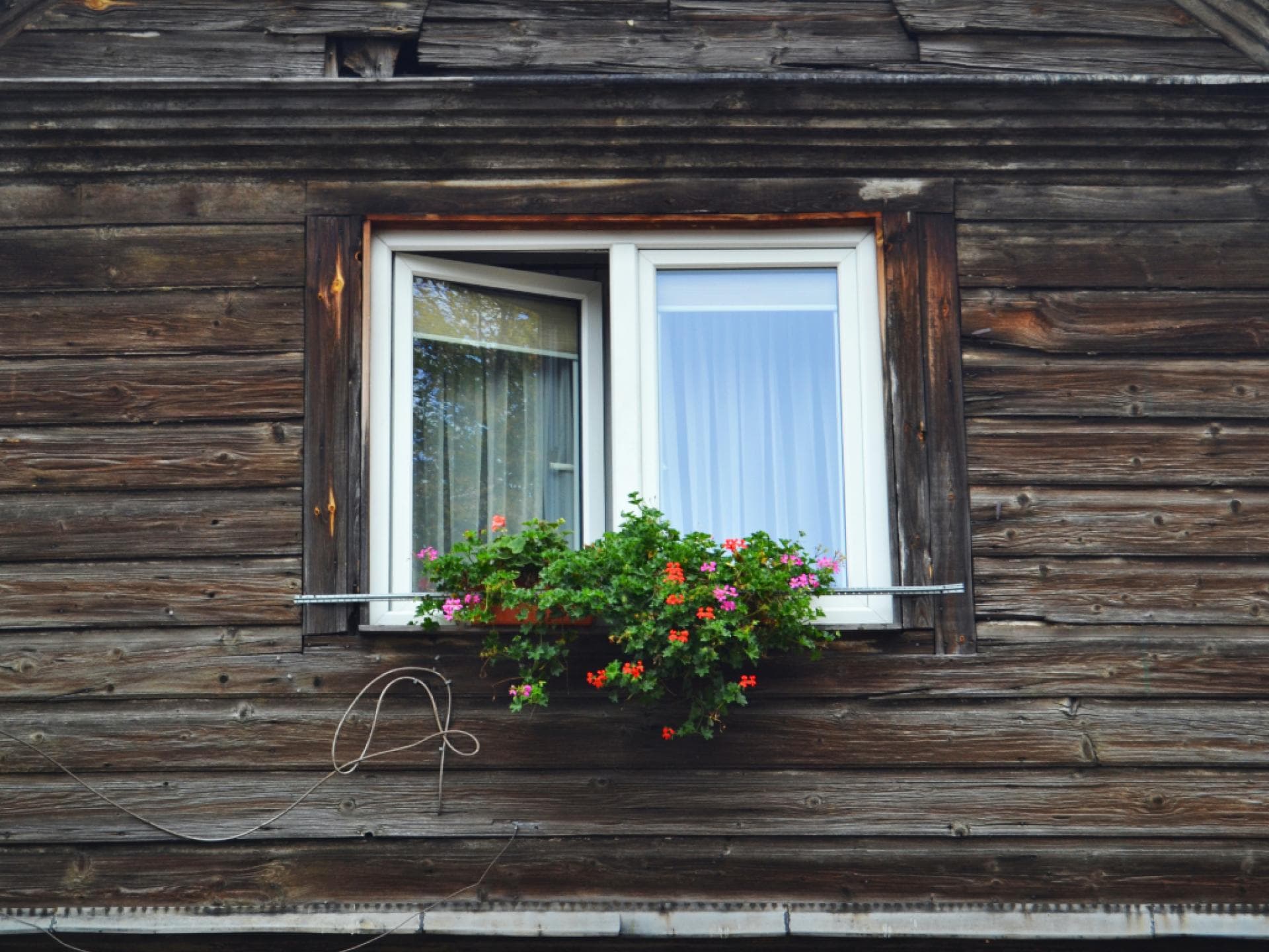 Hütte mit weit geöffnetem Fenster
