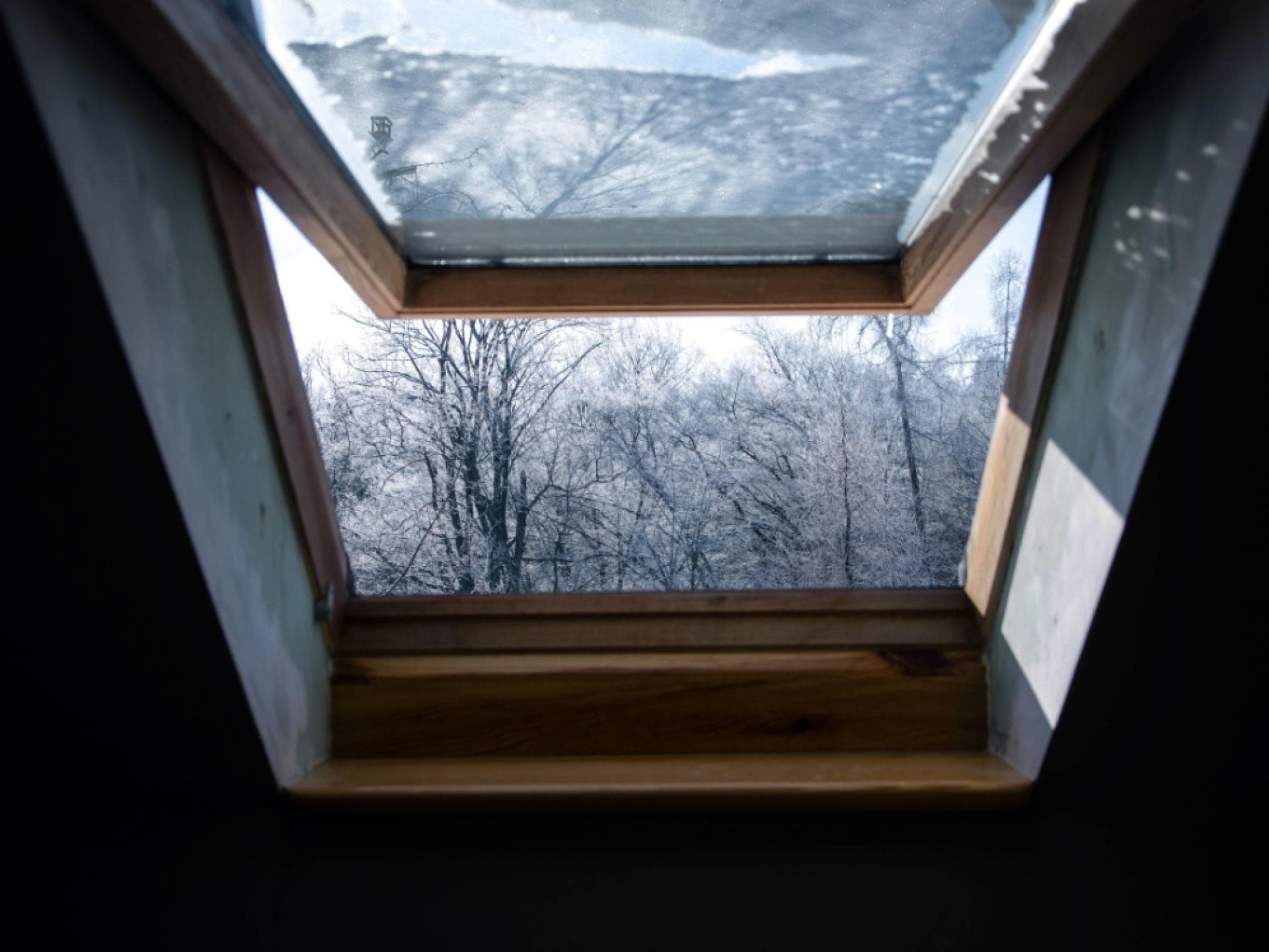 Weit geöffnetes Fenster im Winter