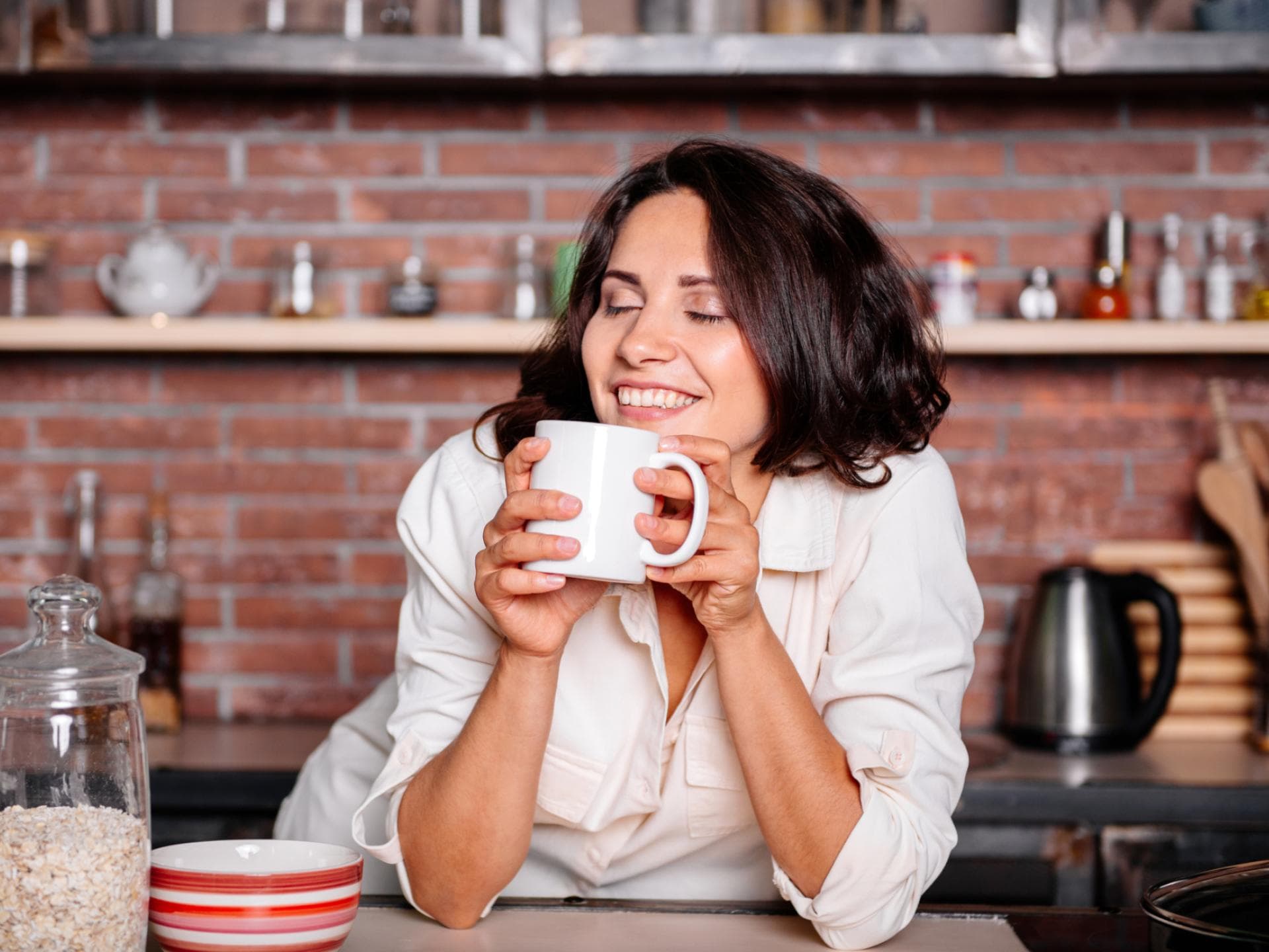 Lächelnde Frau mit Kaffeetasse