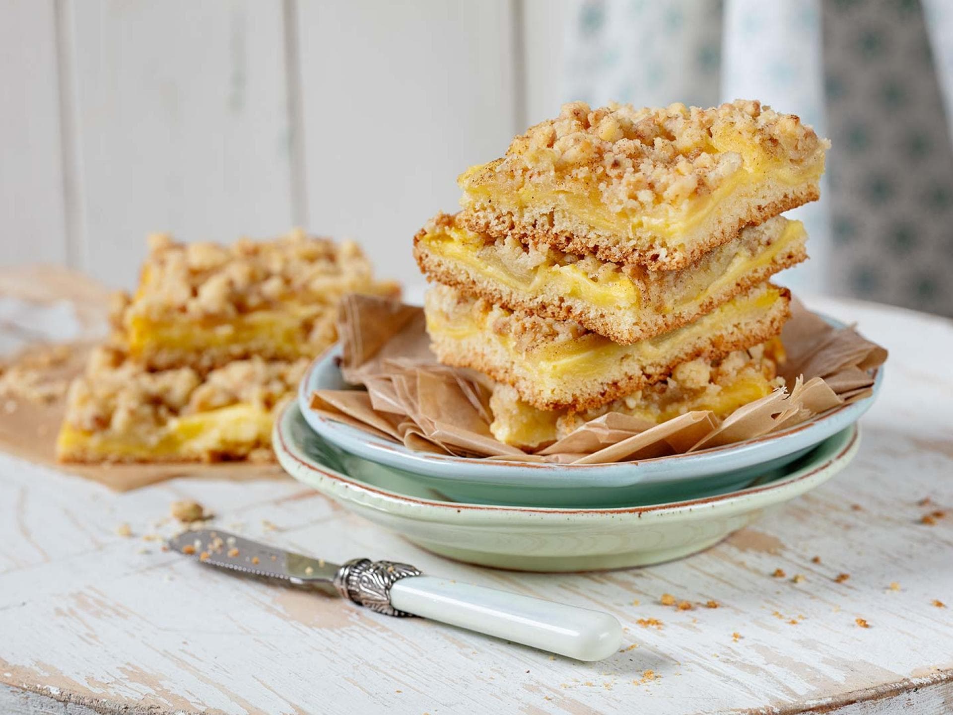 Apfelkuchen mit Pudding und Krokantstreuseln Apfelkuchen mit Pudding und Krokantstreuseln