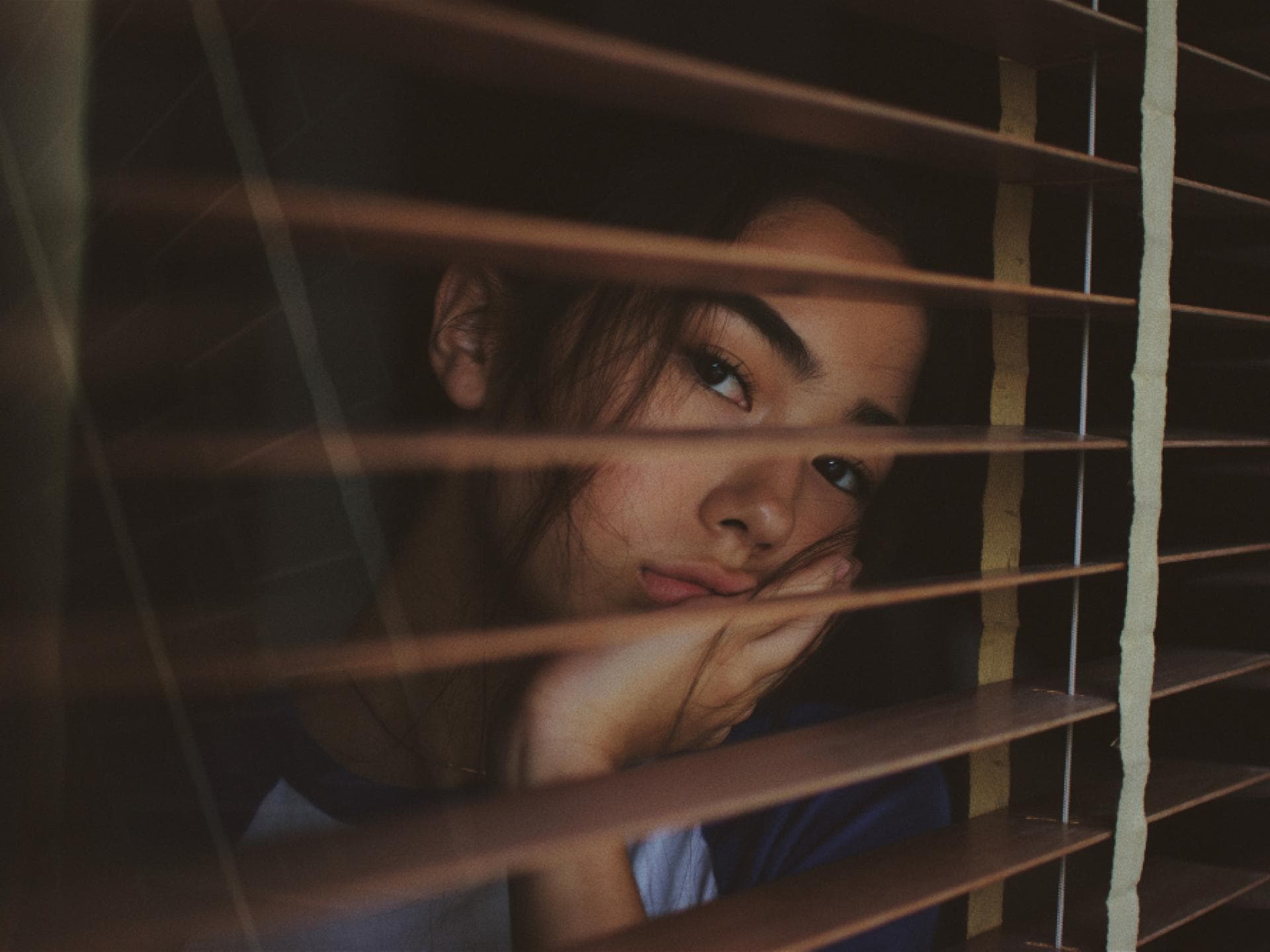 Frau schaut aus Fenster