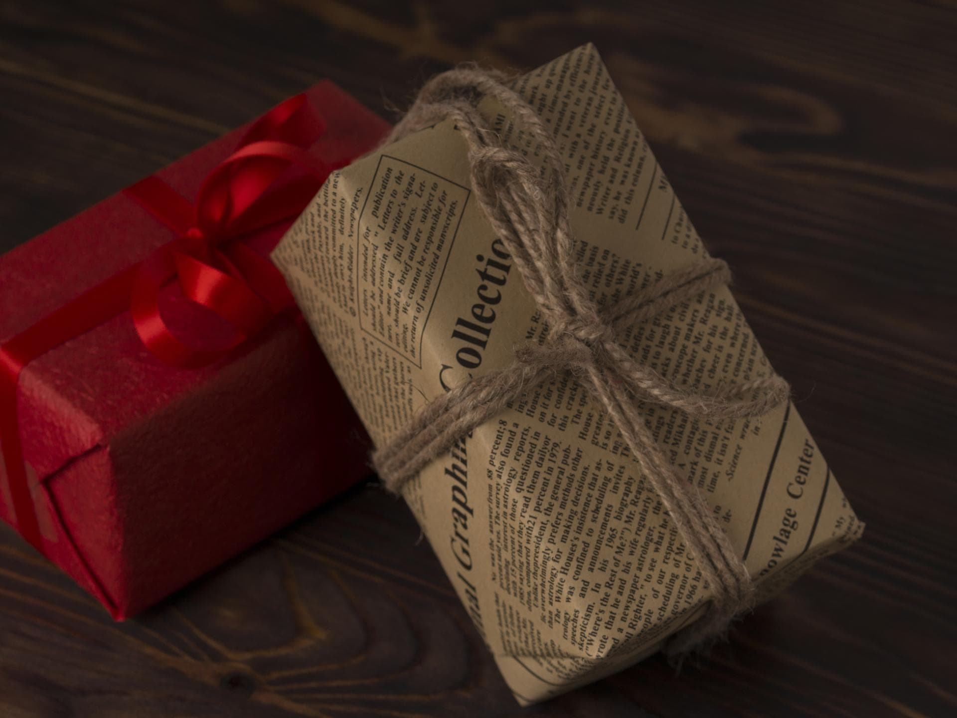 Geschenk in Zeitungspapier eingepackt