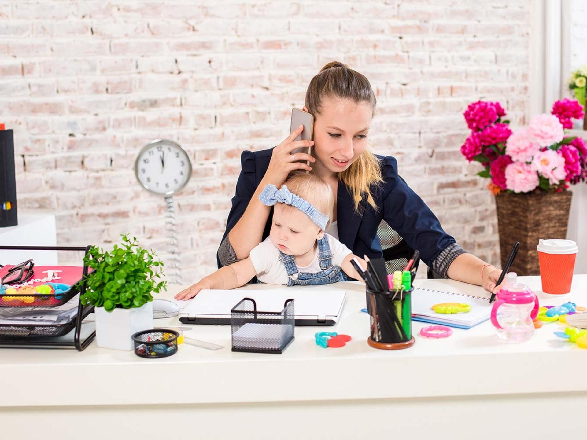 Mutter mit Baby bei der Arbeit