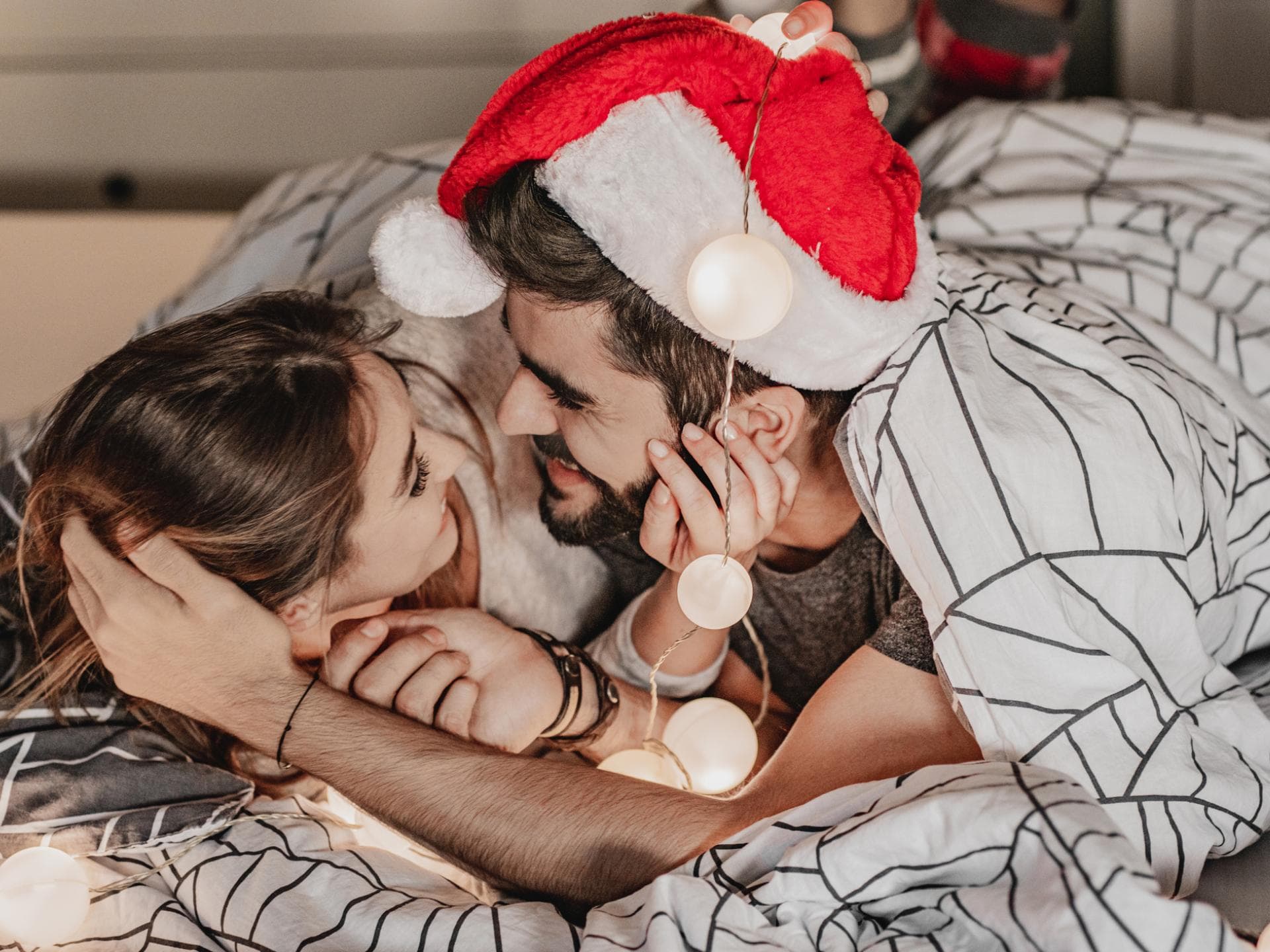 Paar Weihnachten Bett