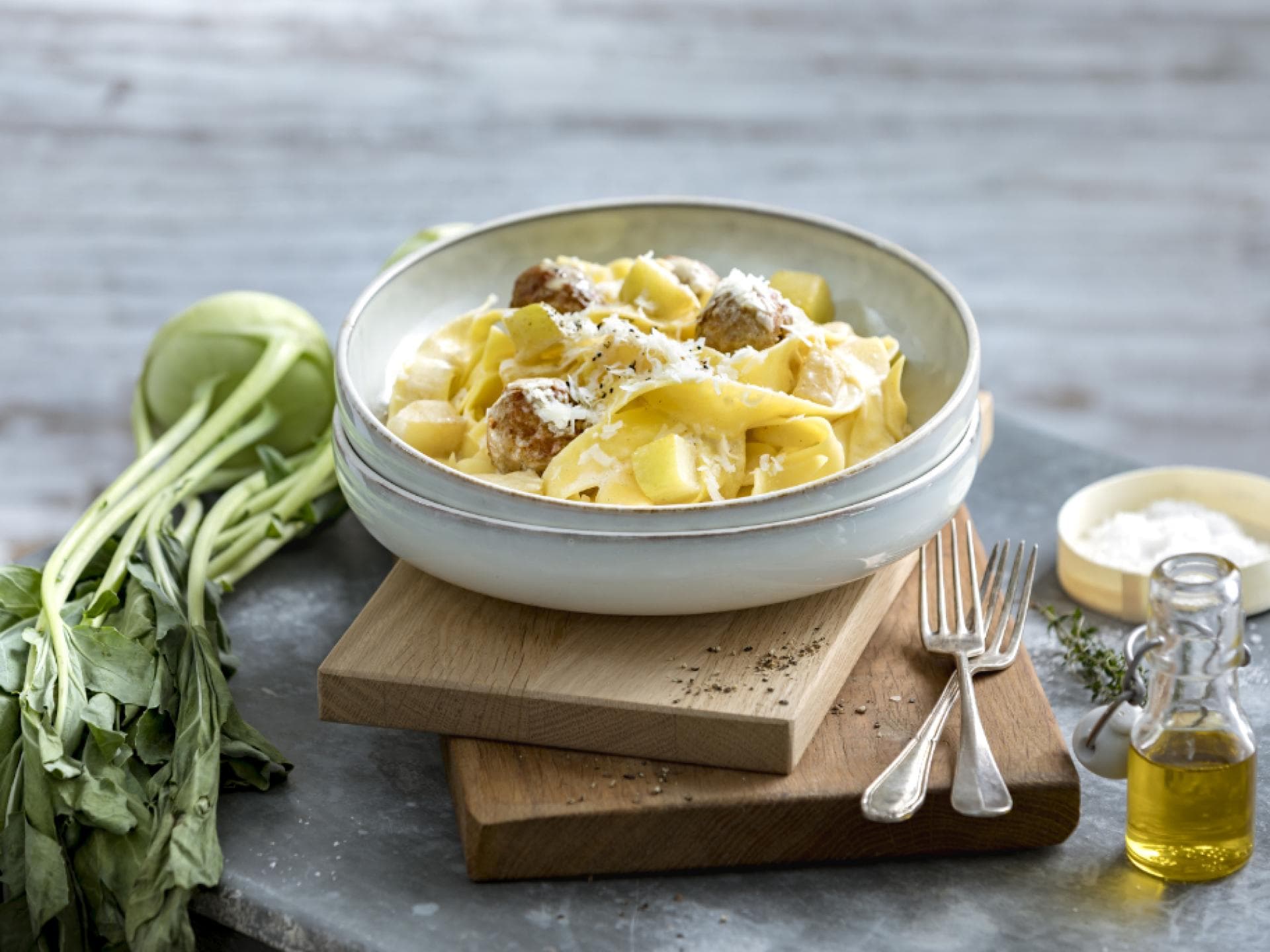 Bandnudeln mit Kohlrabi und Mettbällchen Bandnudeln mit Kohlrabi und Mettbällchen