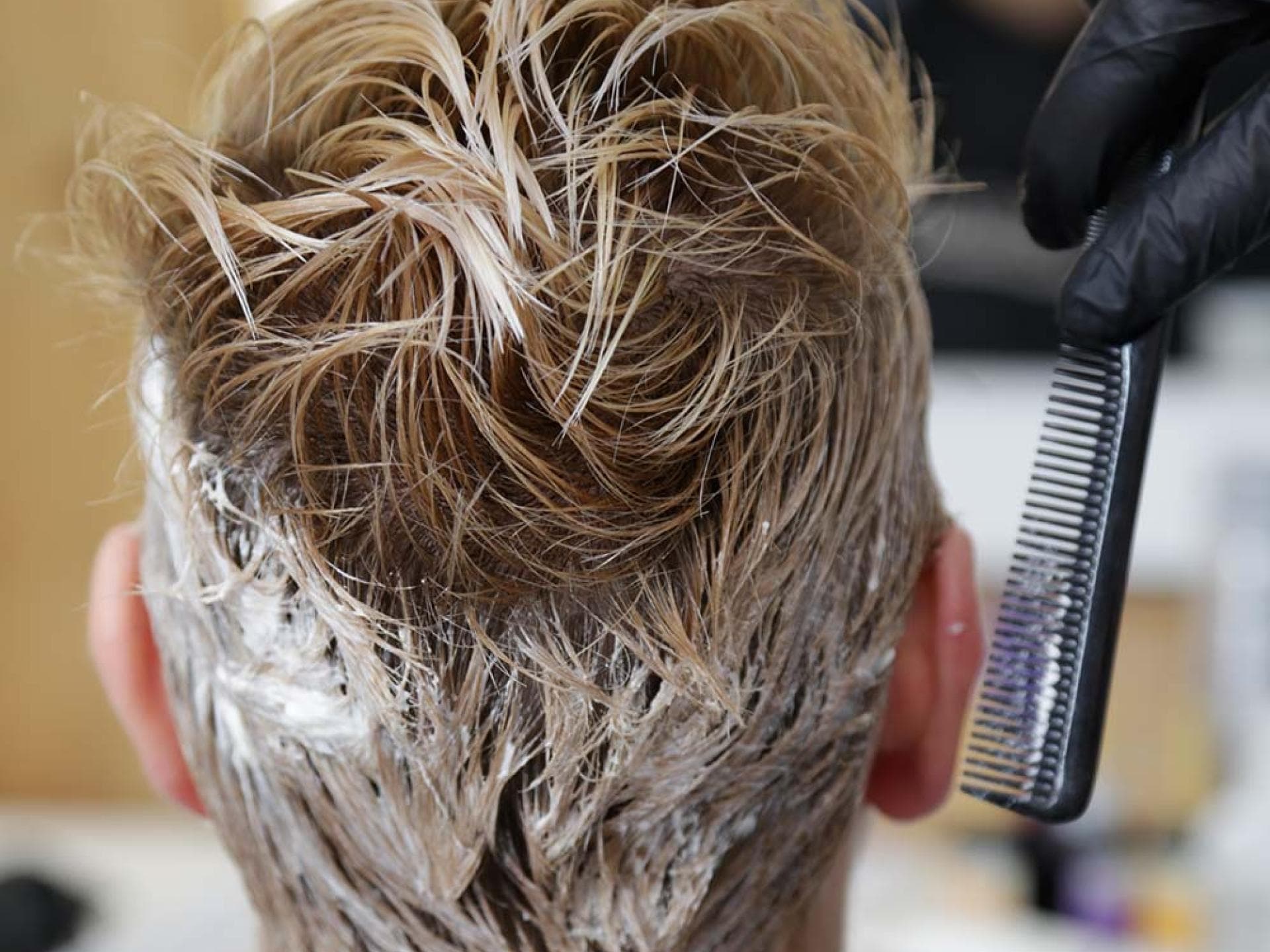 Biancas Haare werden für das Vorher-Nachher-Umstyling gefärbt