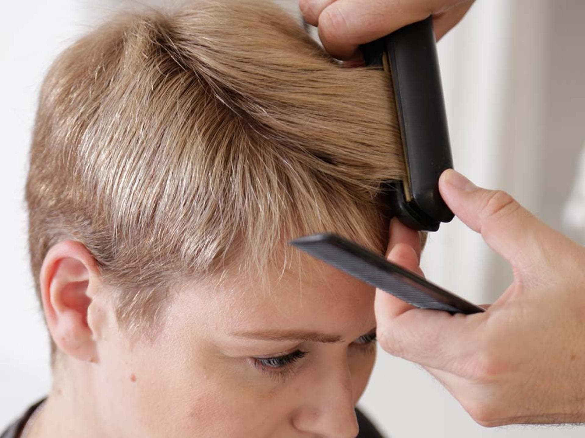 Bianca werden bei Vorher-Nachher die Haare geglättet