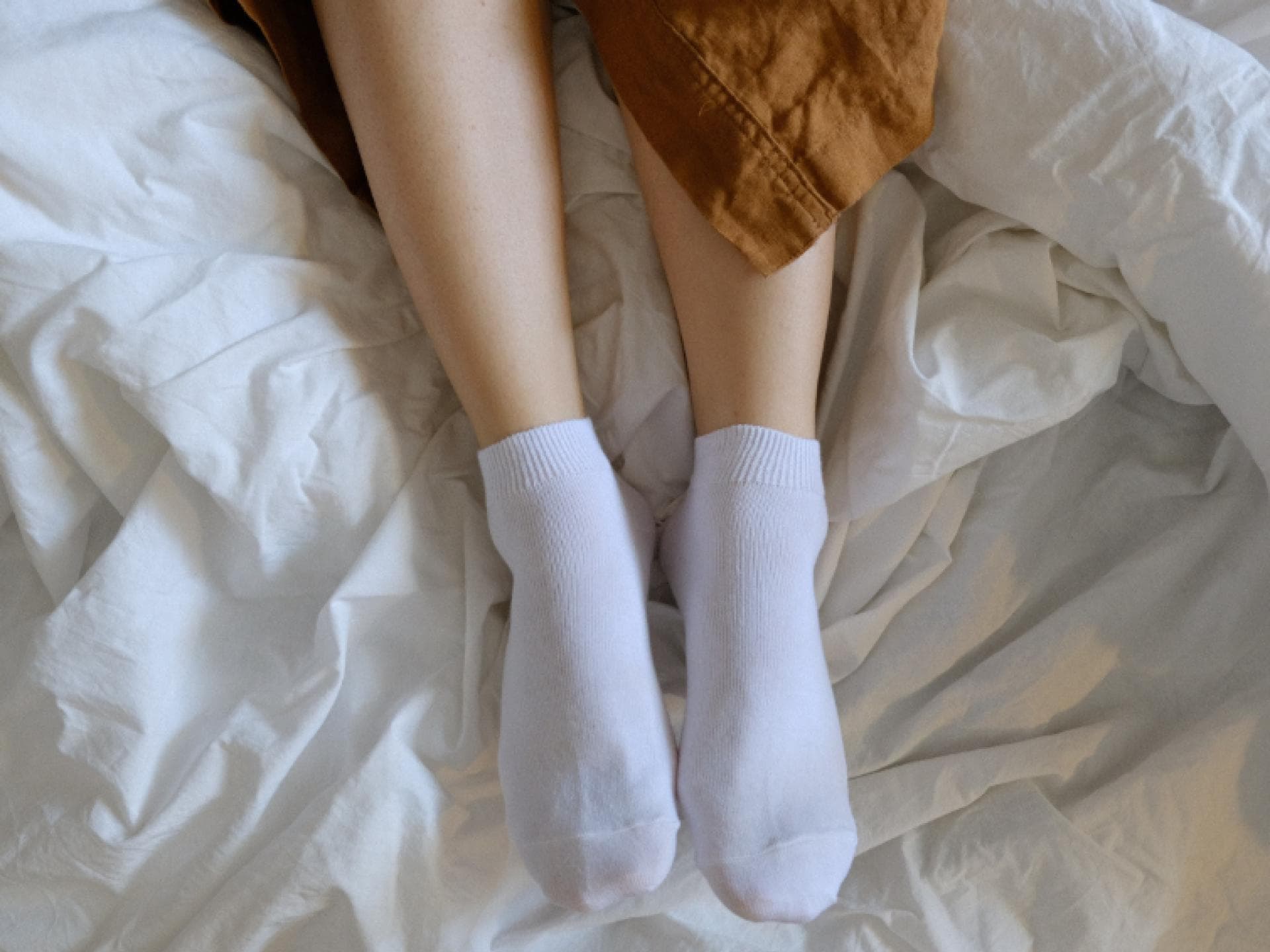 Frau mit Socken im Bett