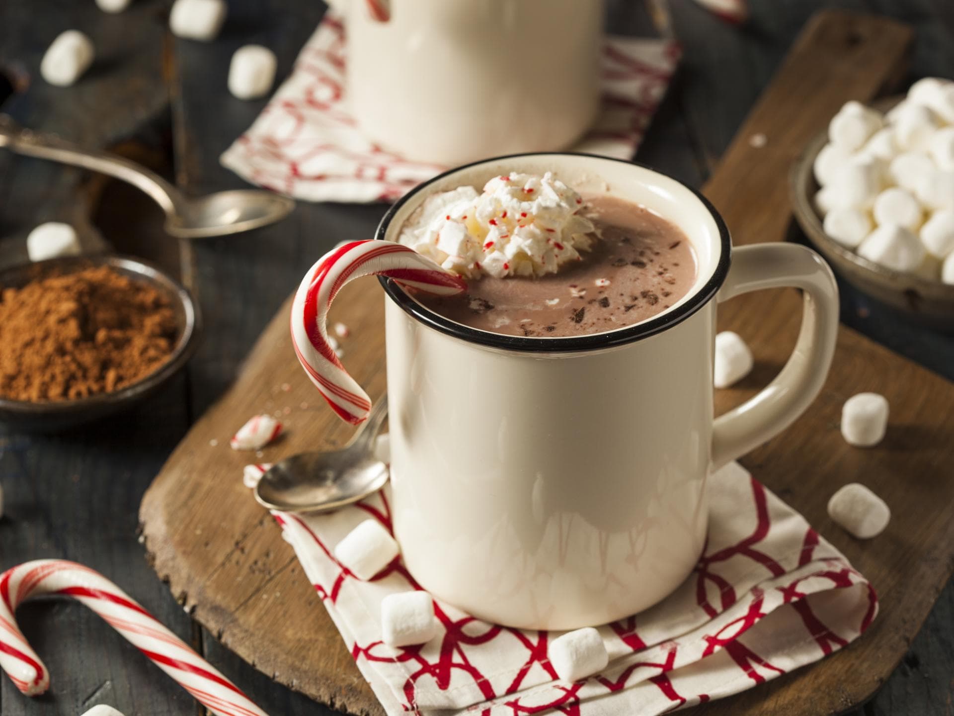 Heißer Kakao mit Sahne im Becher