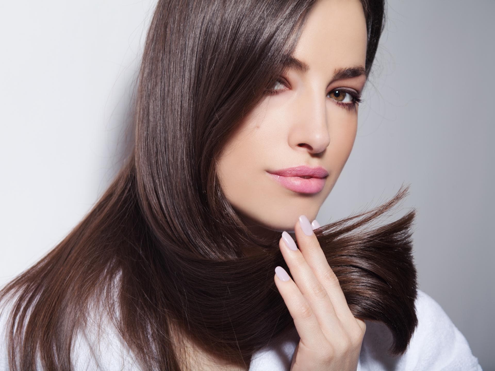 Schöne Frau mit glänzenden langen Haaren