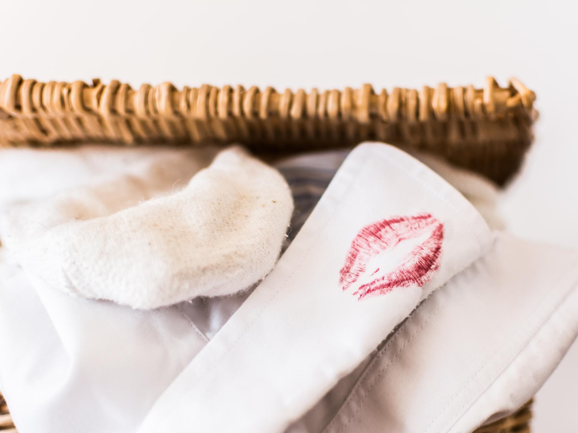 Lippenstiftfleck auf weißem Hemd