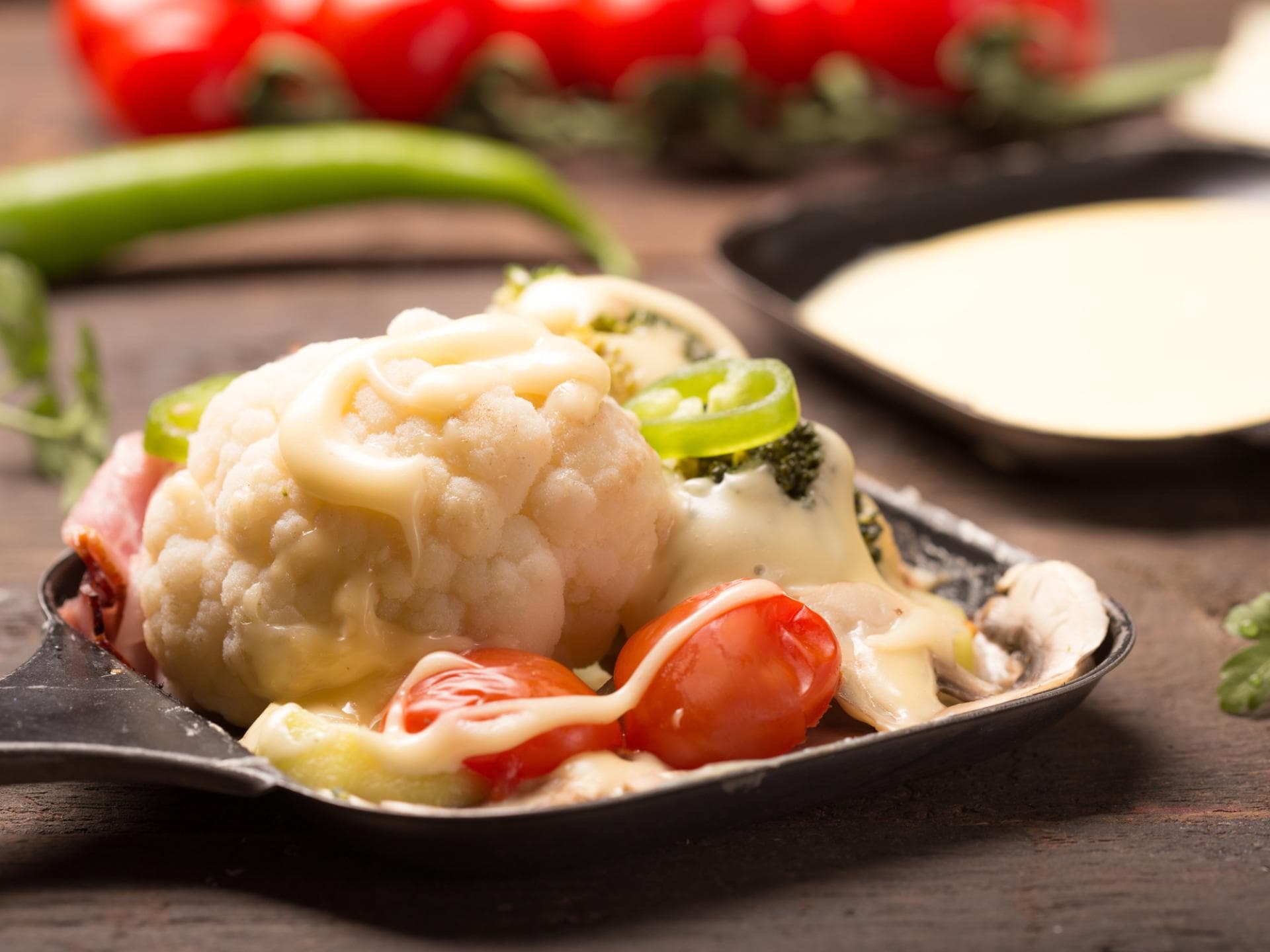 Raclette-Pfännchen mit Käse und Gemüse
