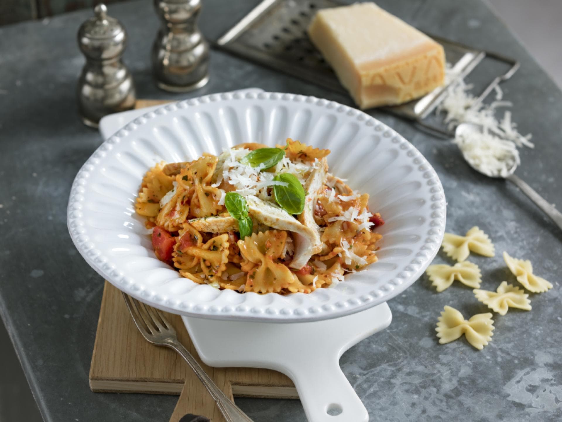 Tomaten-Farfalle mit Hähnchenbruststreifen