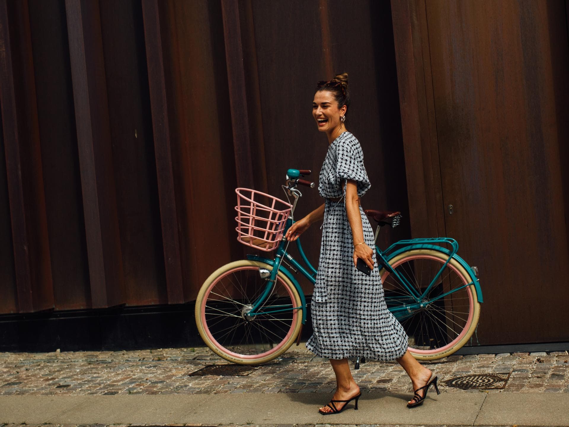 Frau mit langem Kleid und Fahrrad
