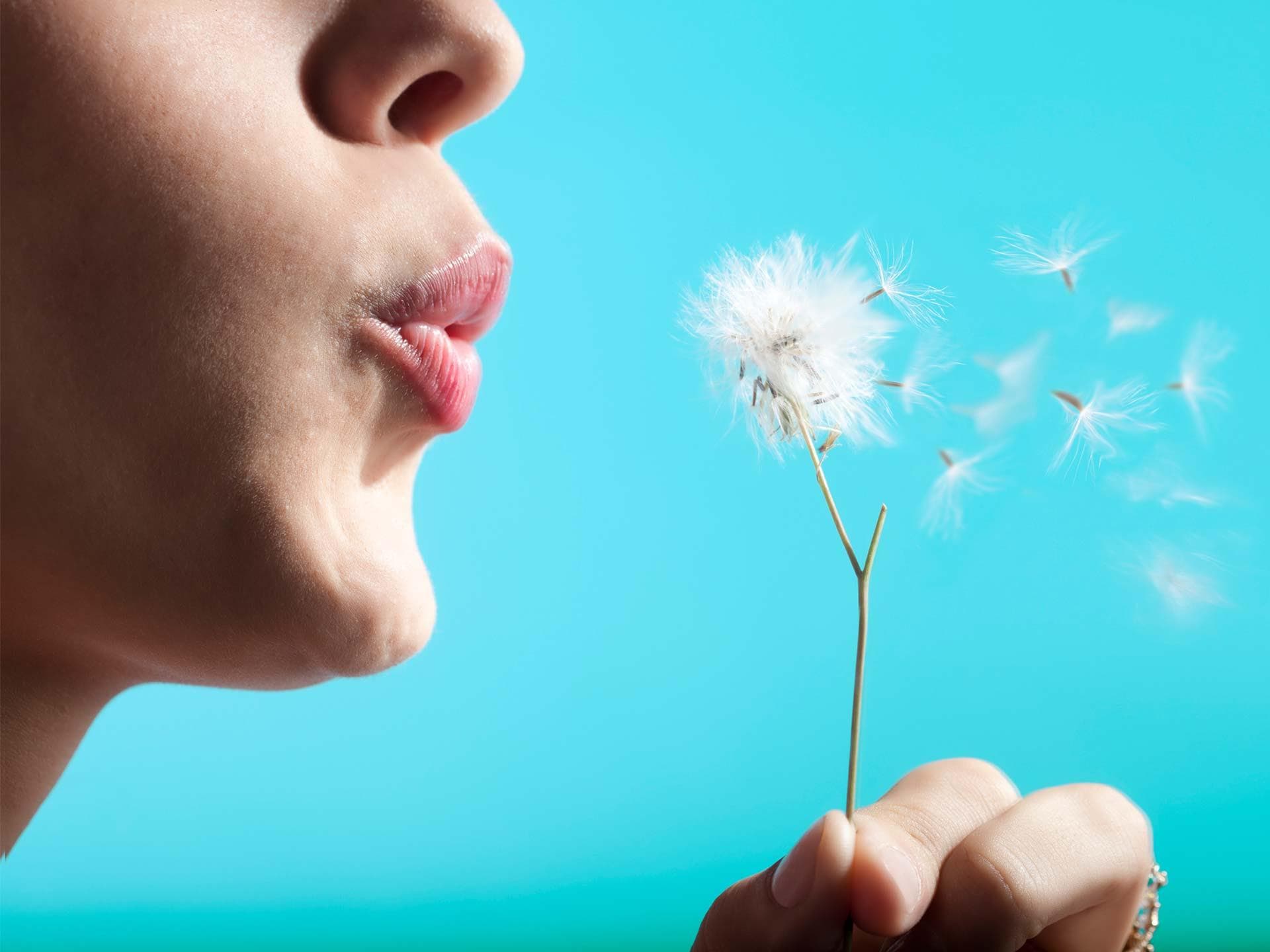 Frau mit Pusteblume