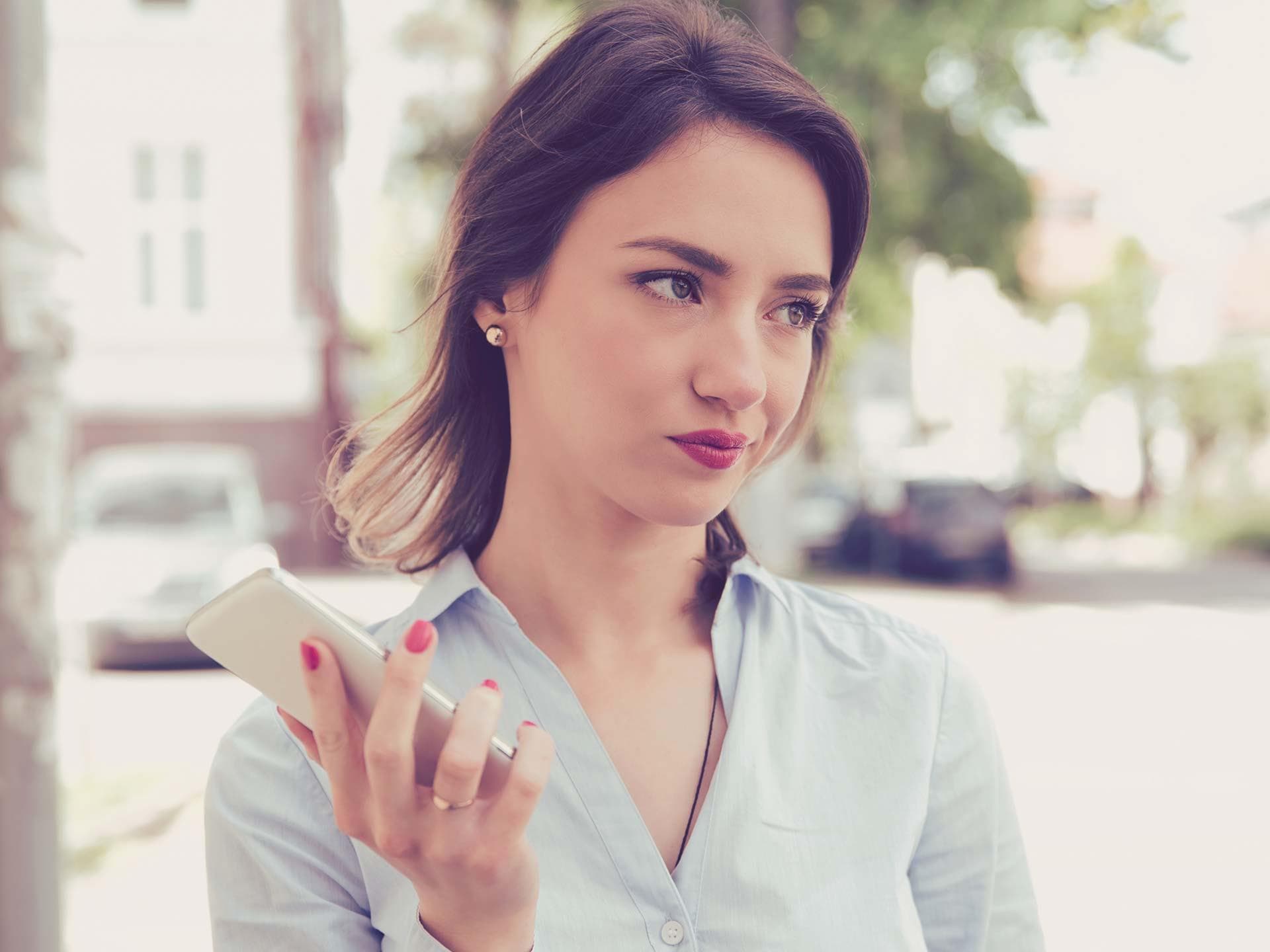 Genervte Frau mit Handy