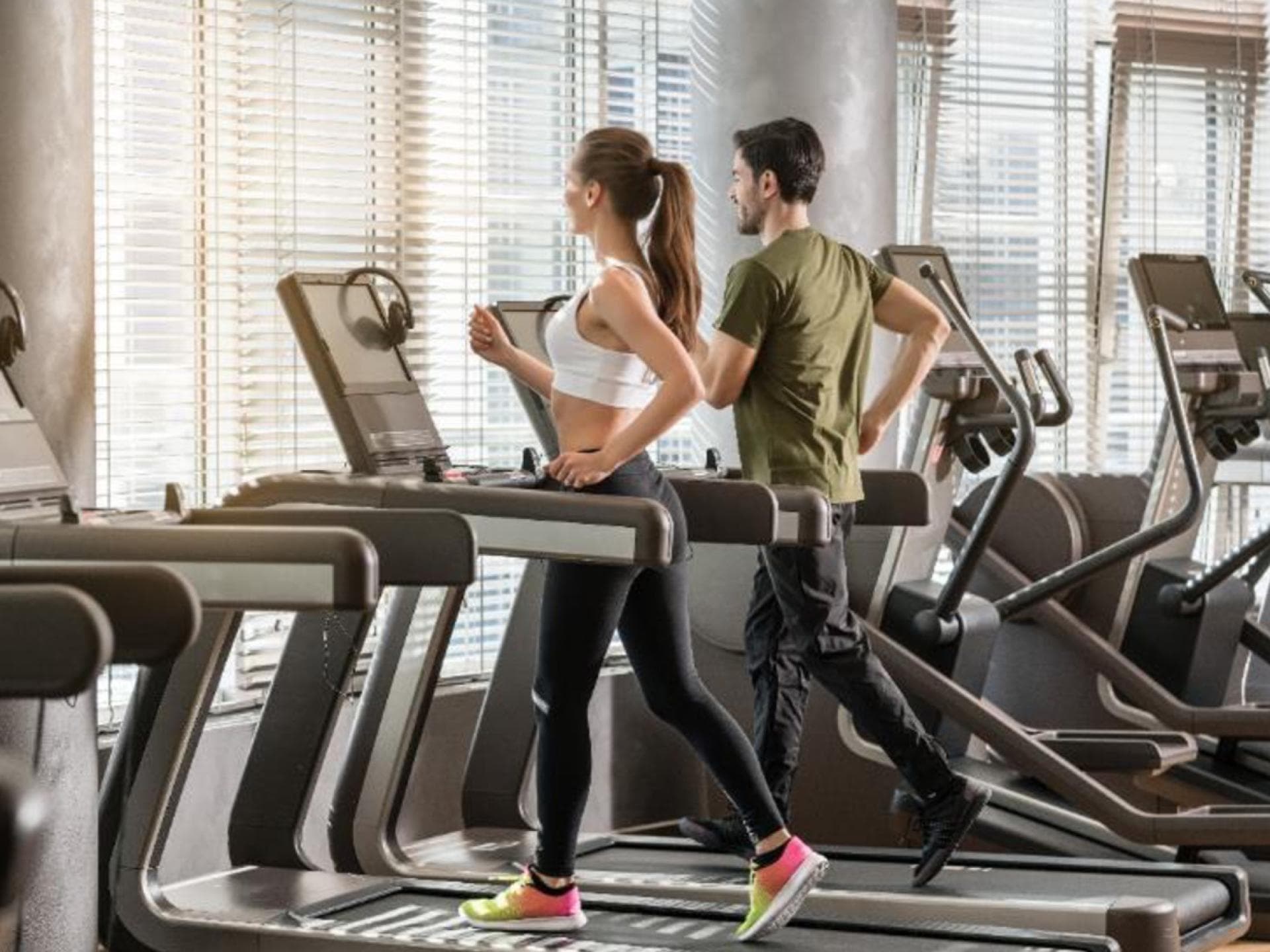 Frau und Mann auf Laufband