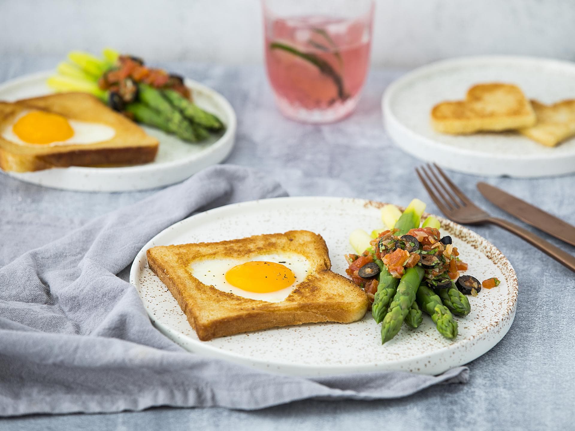 Toast mit Spiegelei und Spargel