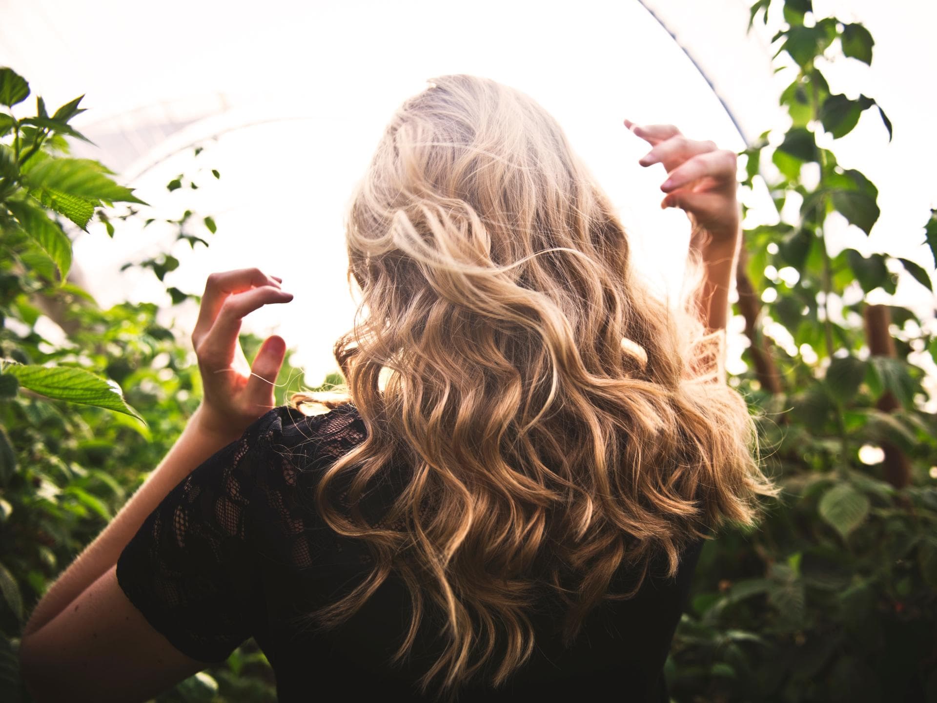 Frau mit Locken von hinten
