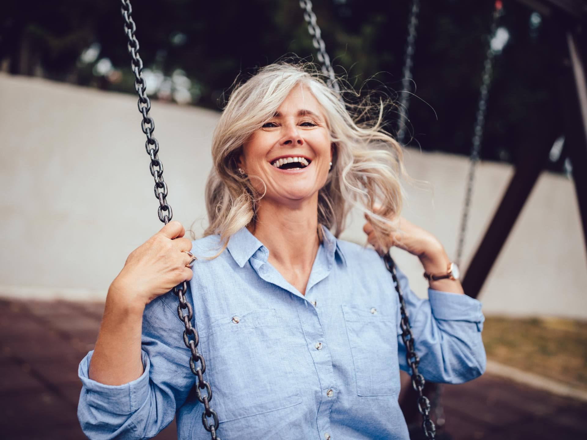 Schaukelnde Frau Schaukelnde Frau