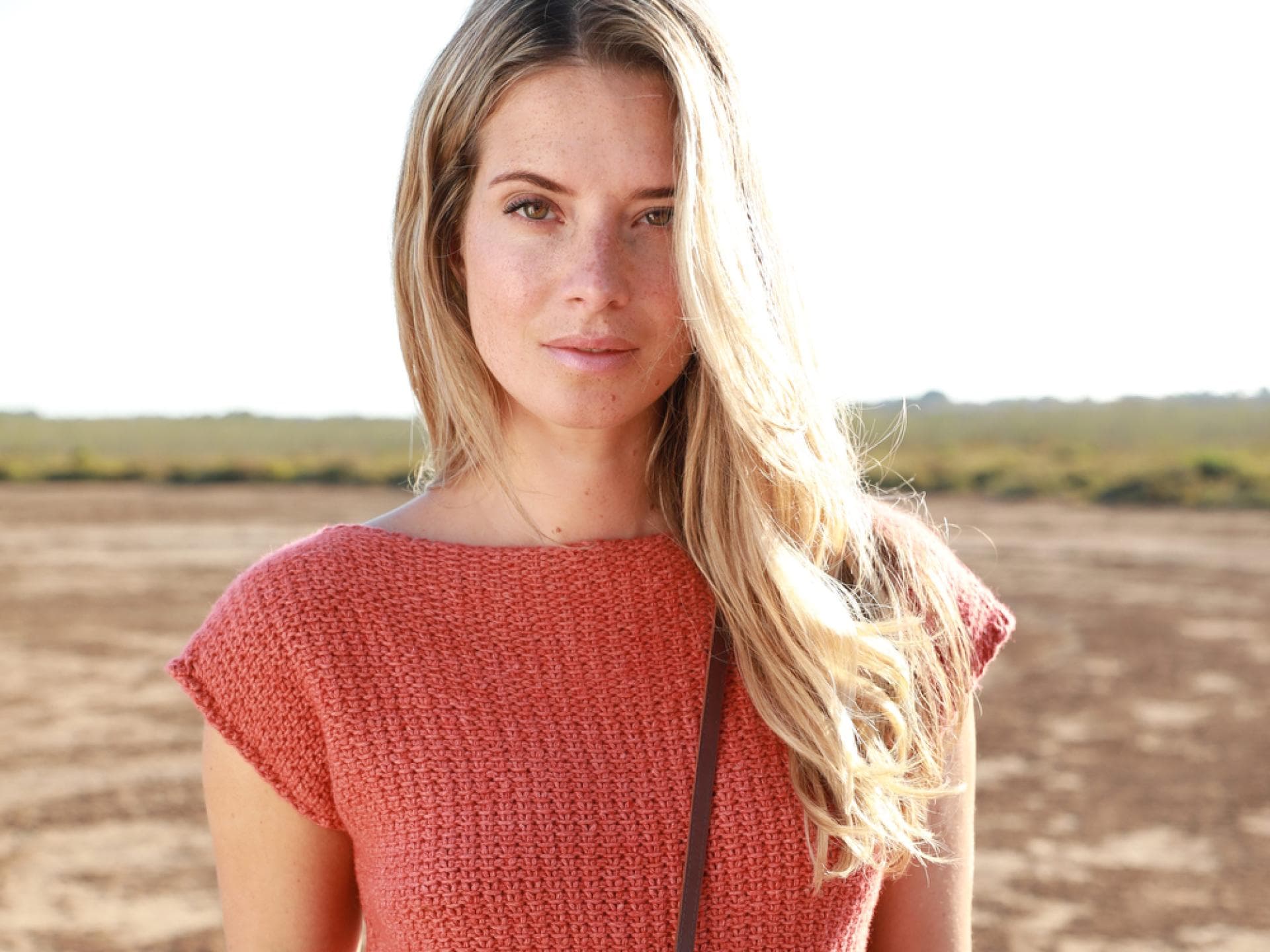 Model trägt rotes Strick-Shirt von Lana Grossa