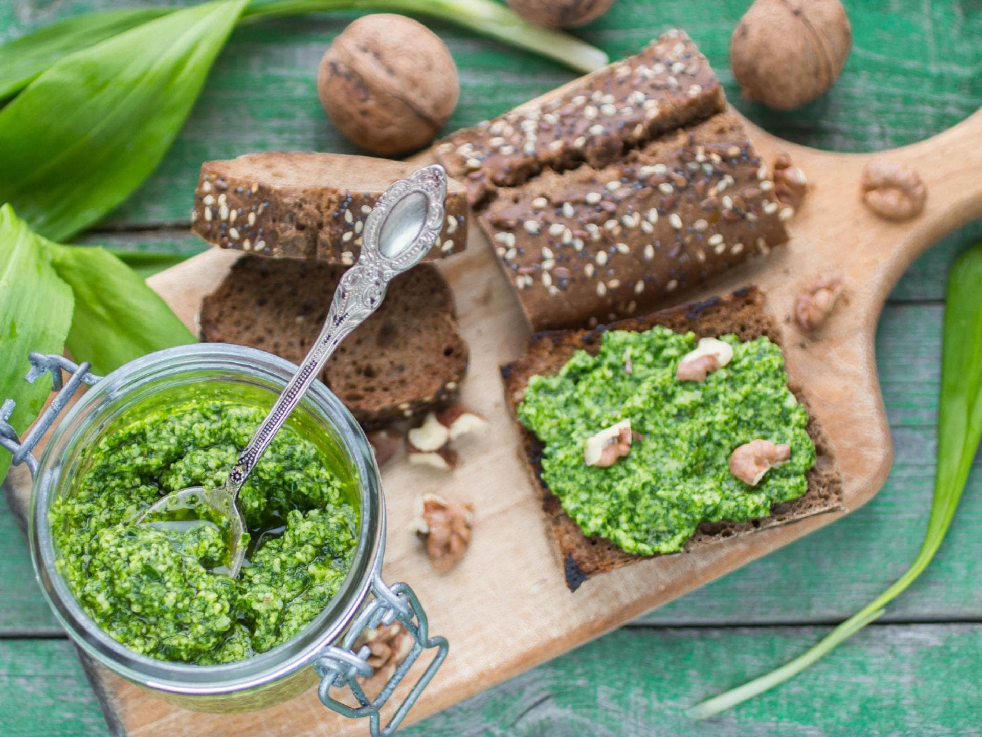 Bärlauchpesto mit Brot