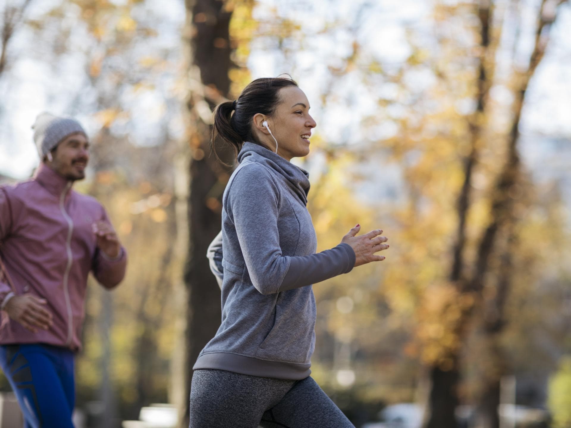 Frau und Mann joggen