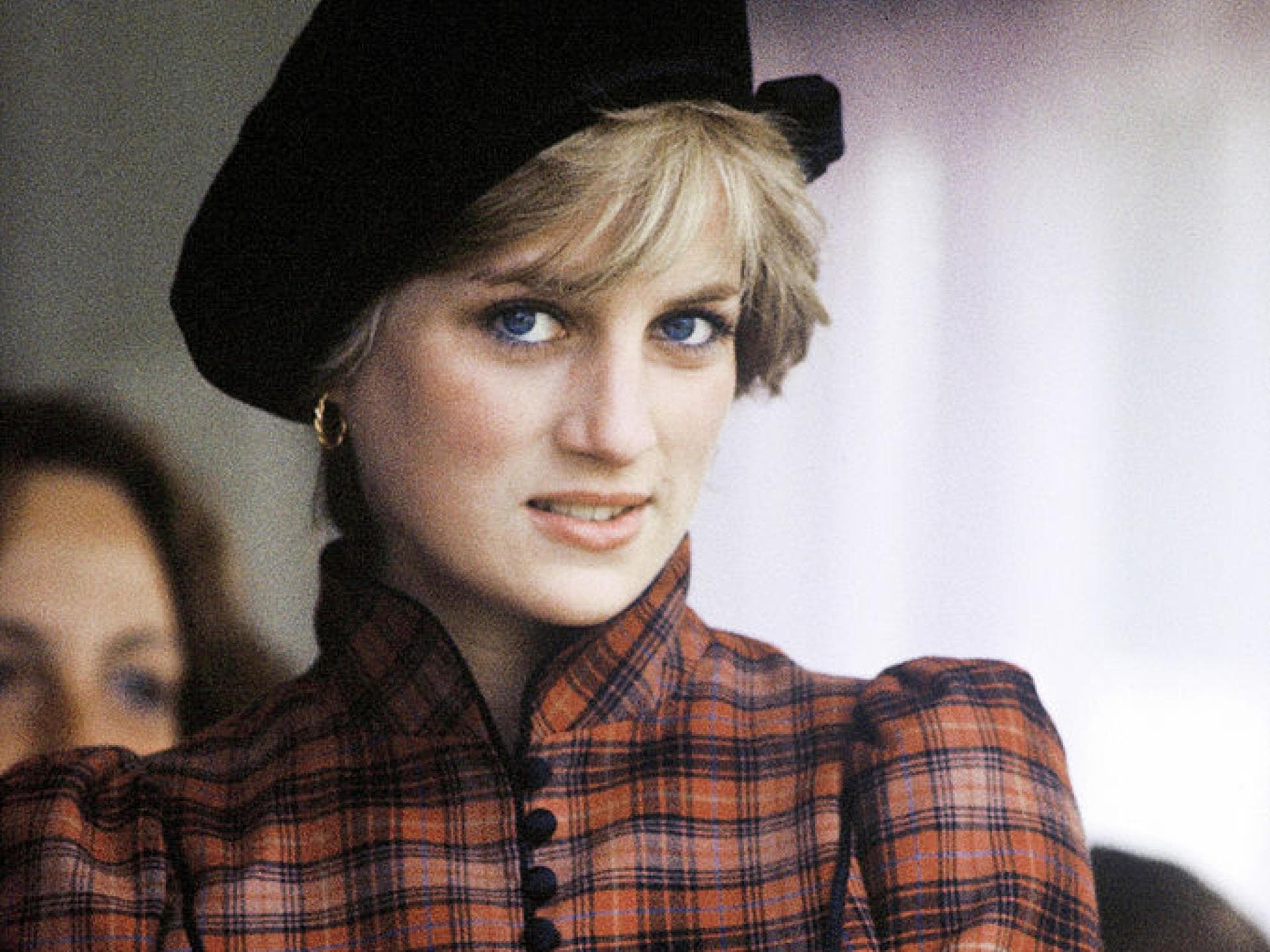 Diana trägt Schottenkaro