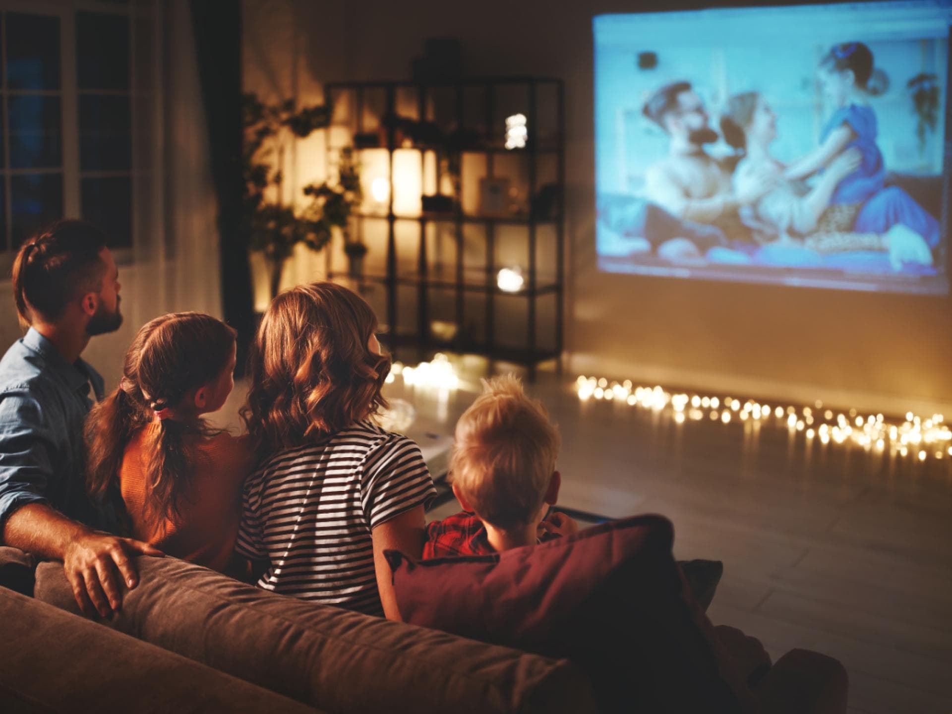 Familie schaut zusammen einen Film