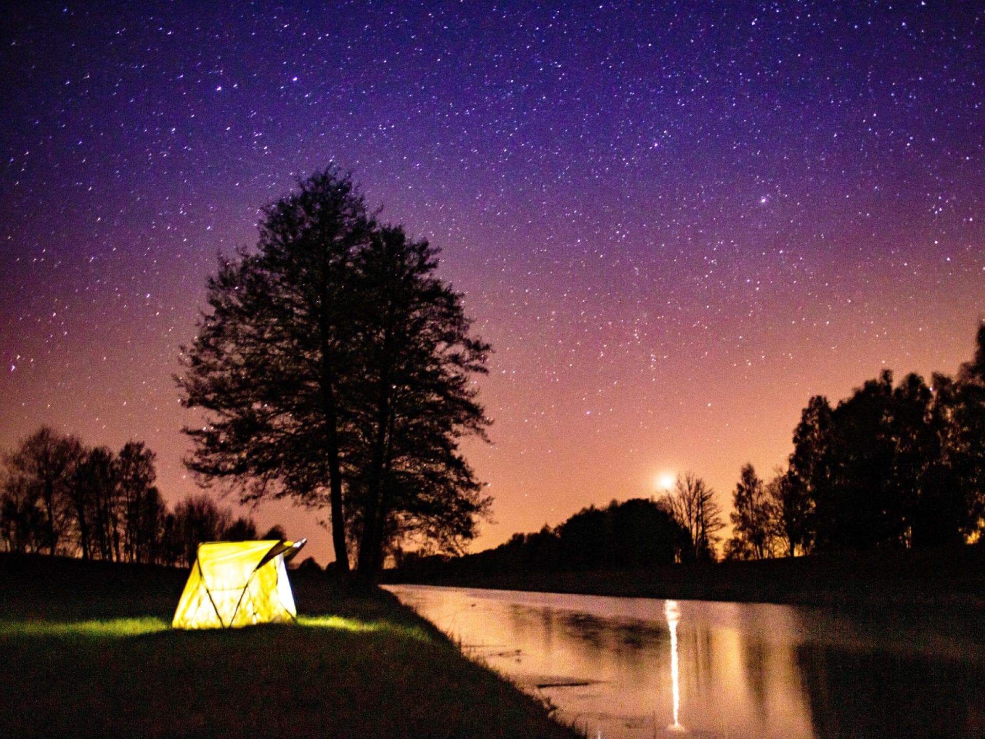 Campen kann sehr romantisch sein. Zelt vor Sternenhimmel