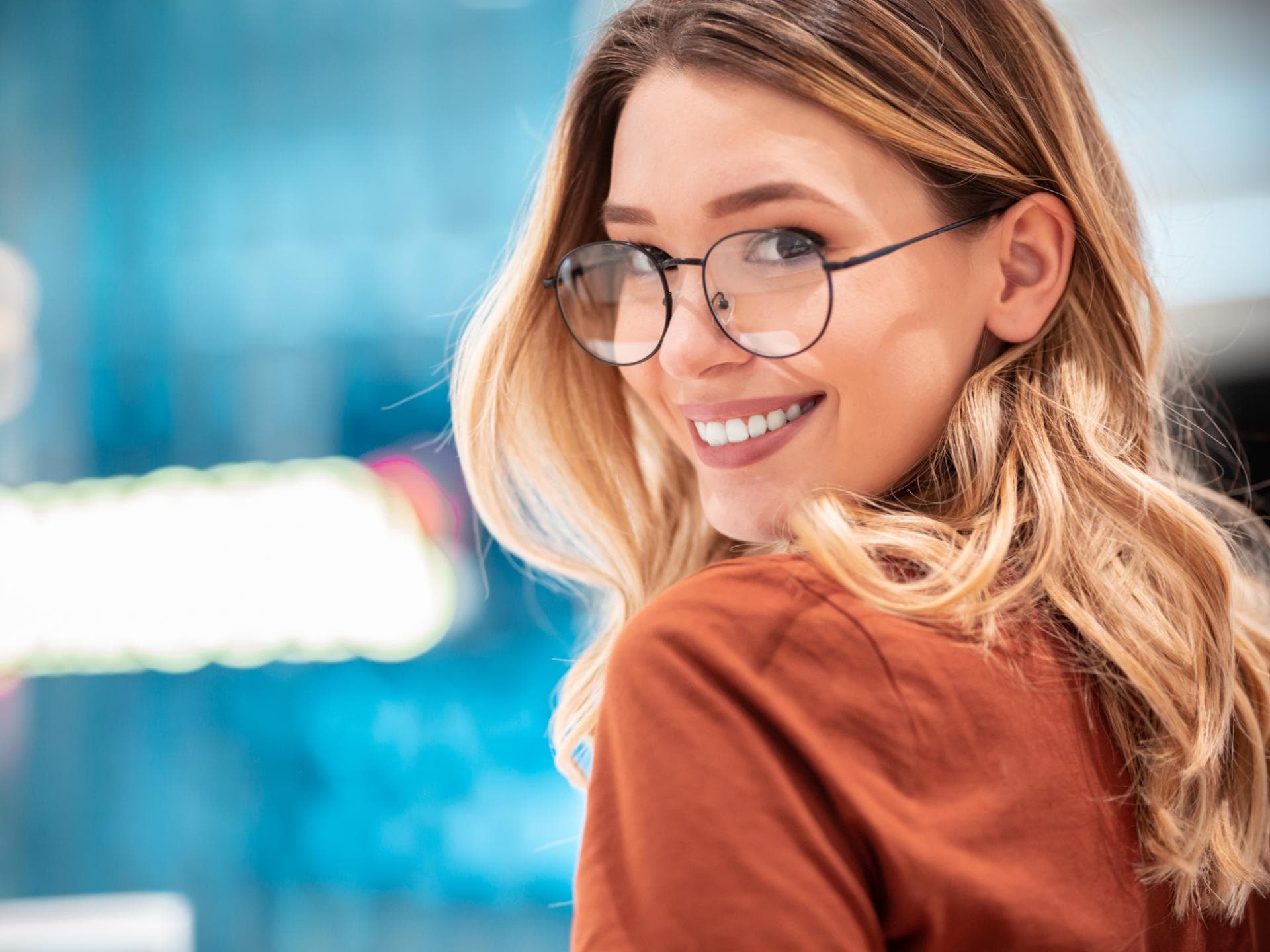 Junge Frau mit Brille