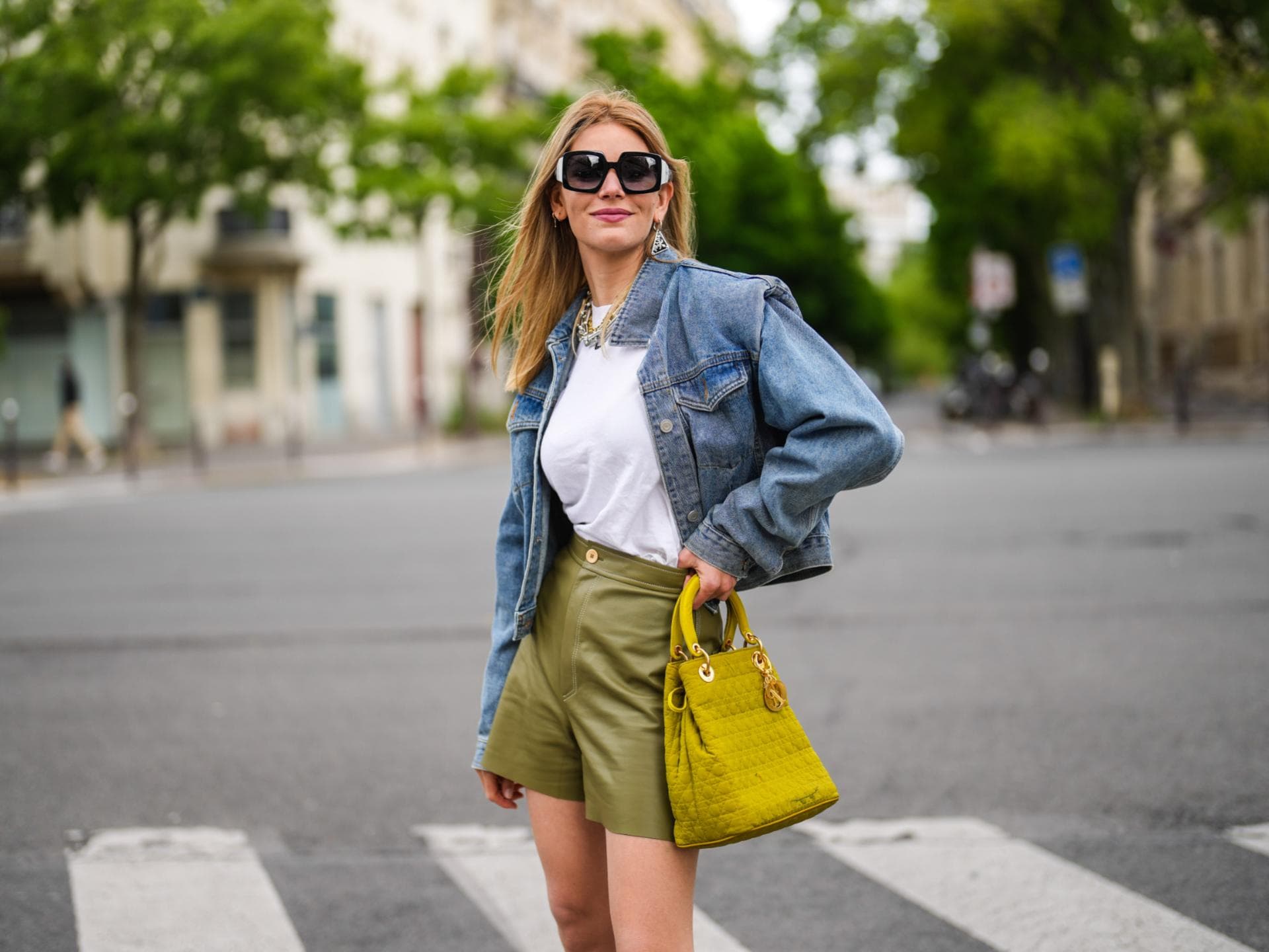 Junge Frau in Shorts