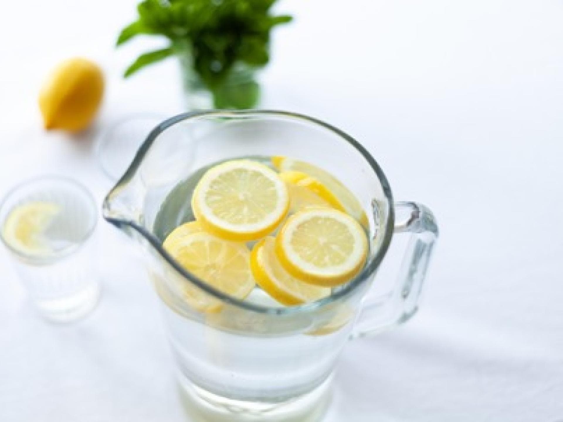 Karaffe Wasser mit Zitronen