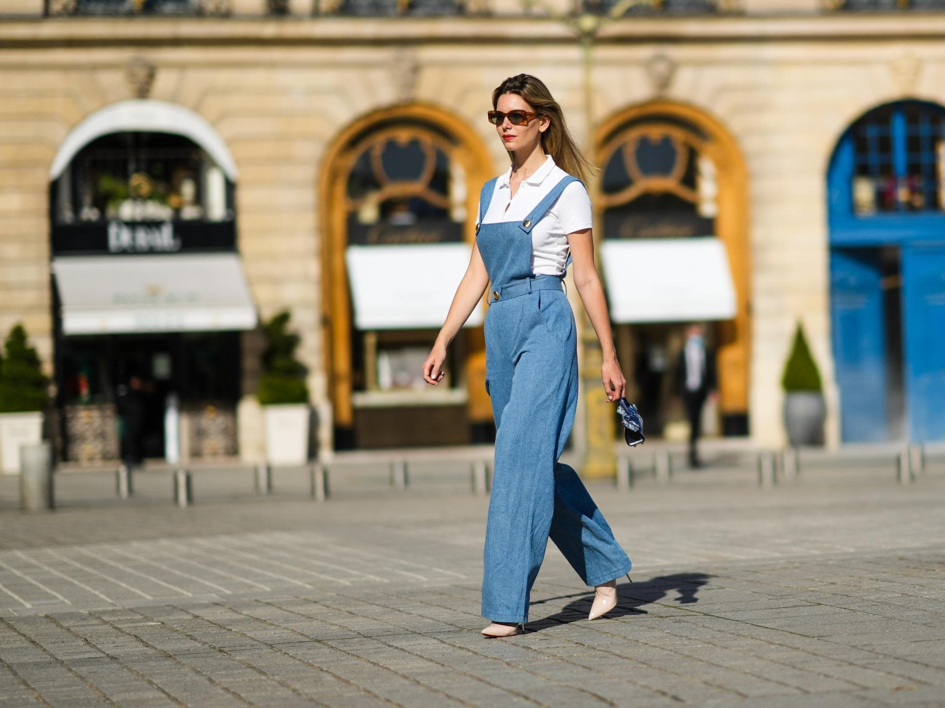 Frau trägt Jumpsuit