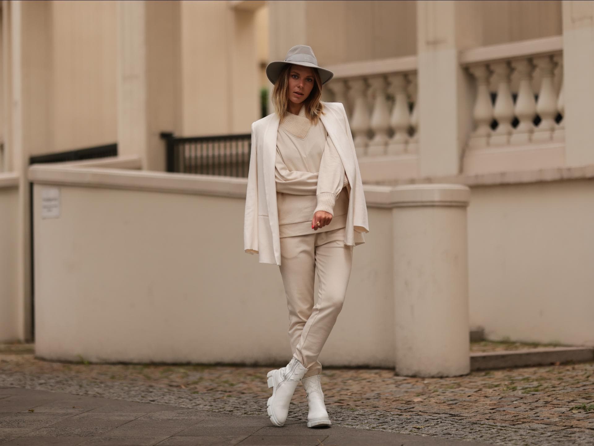 Frau Streetstyle helles Outfit