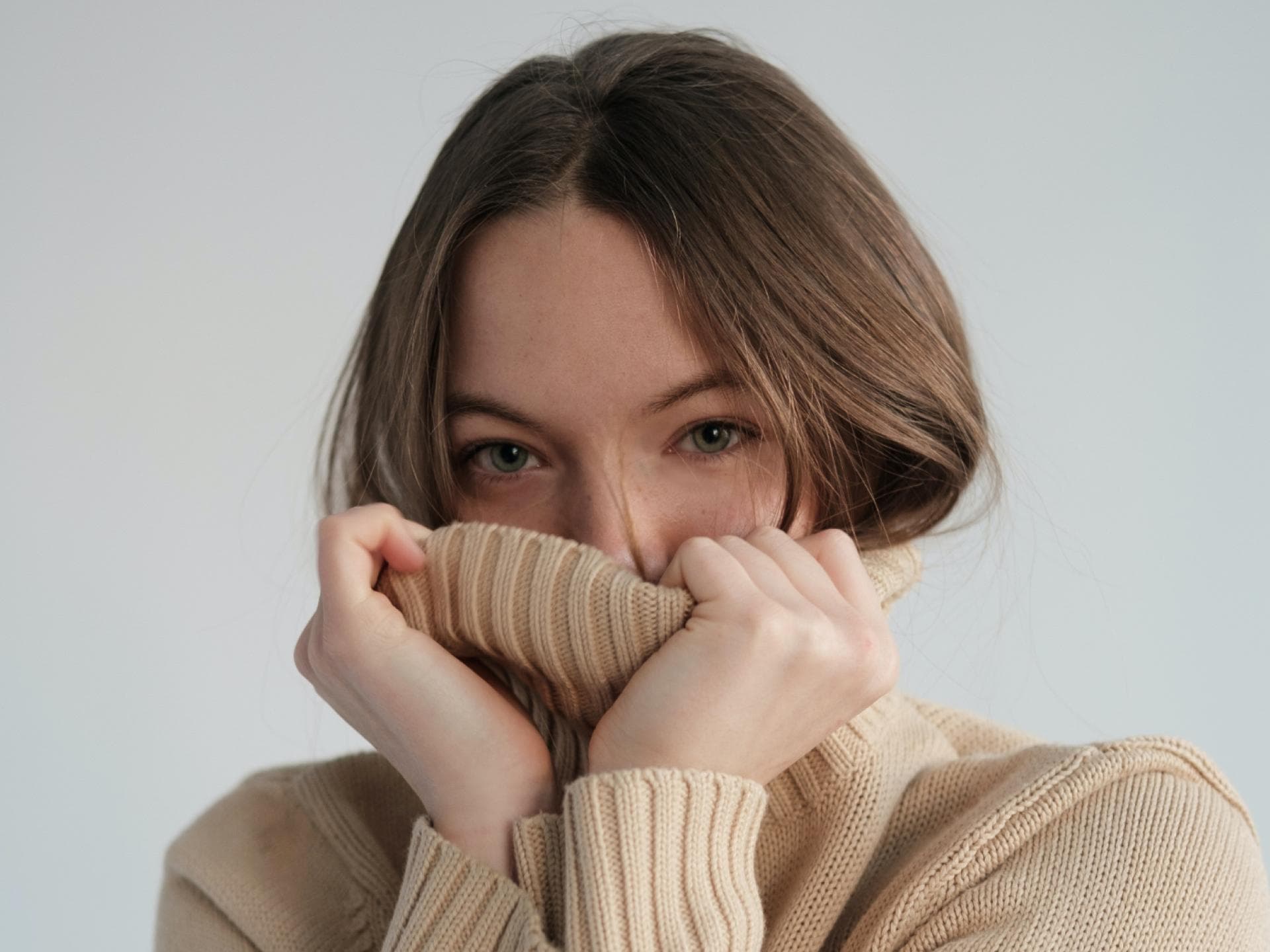 Frau mit Wollpullover
