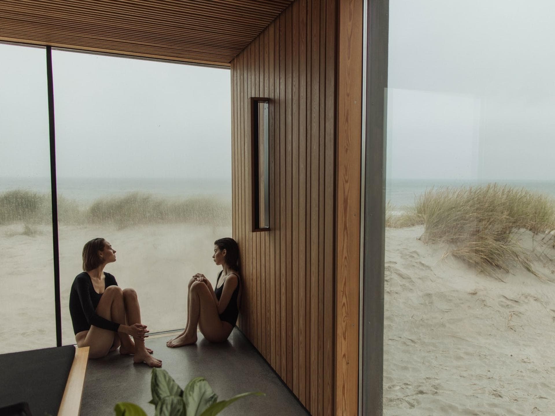 Zwei Frauen in einer Sauna am Meer.