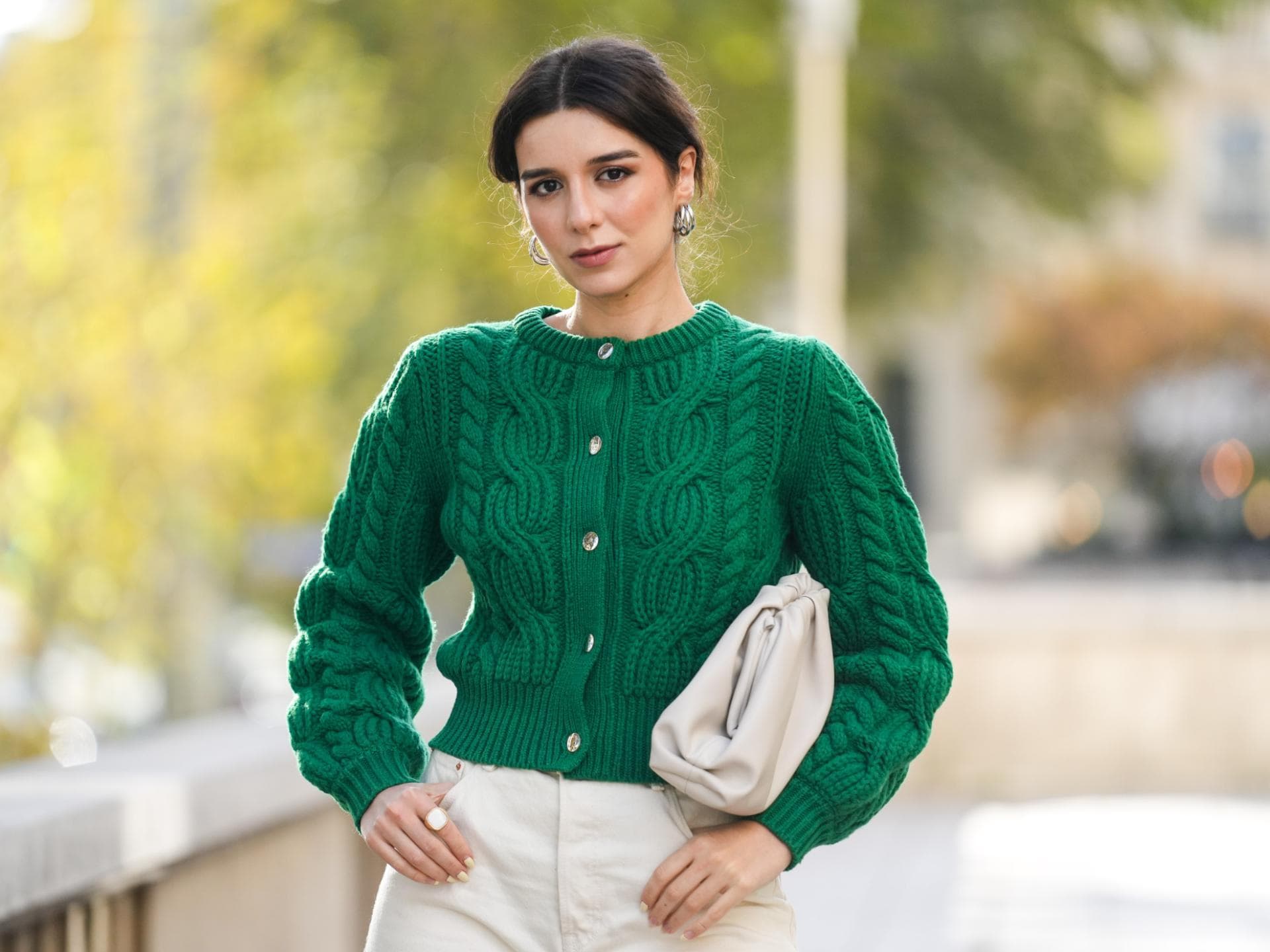 Frau Strickjacke