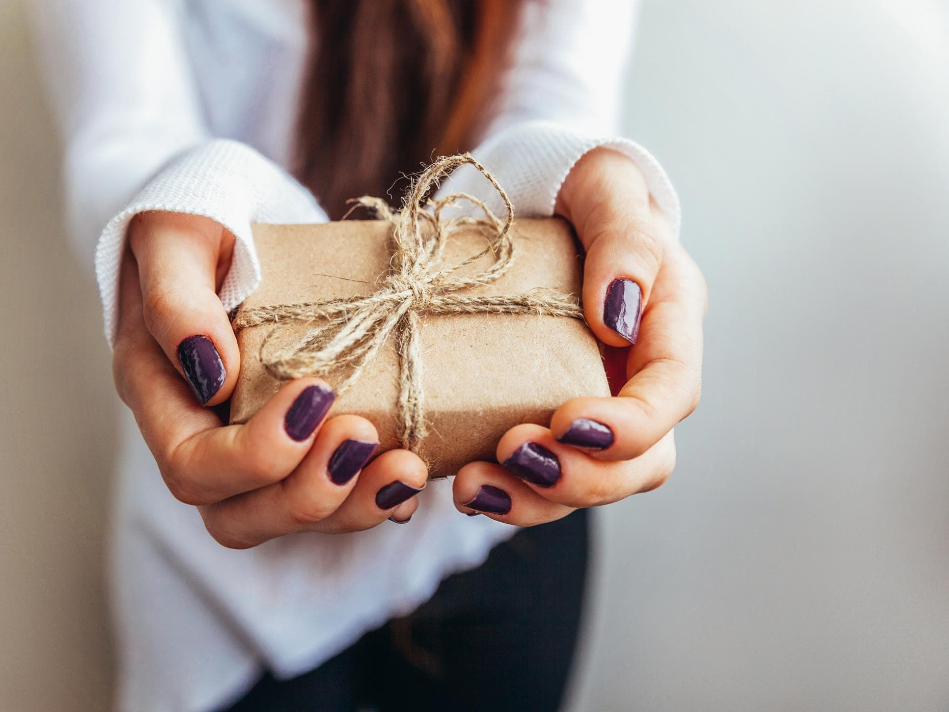 Frauenhände kleines Geschenk