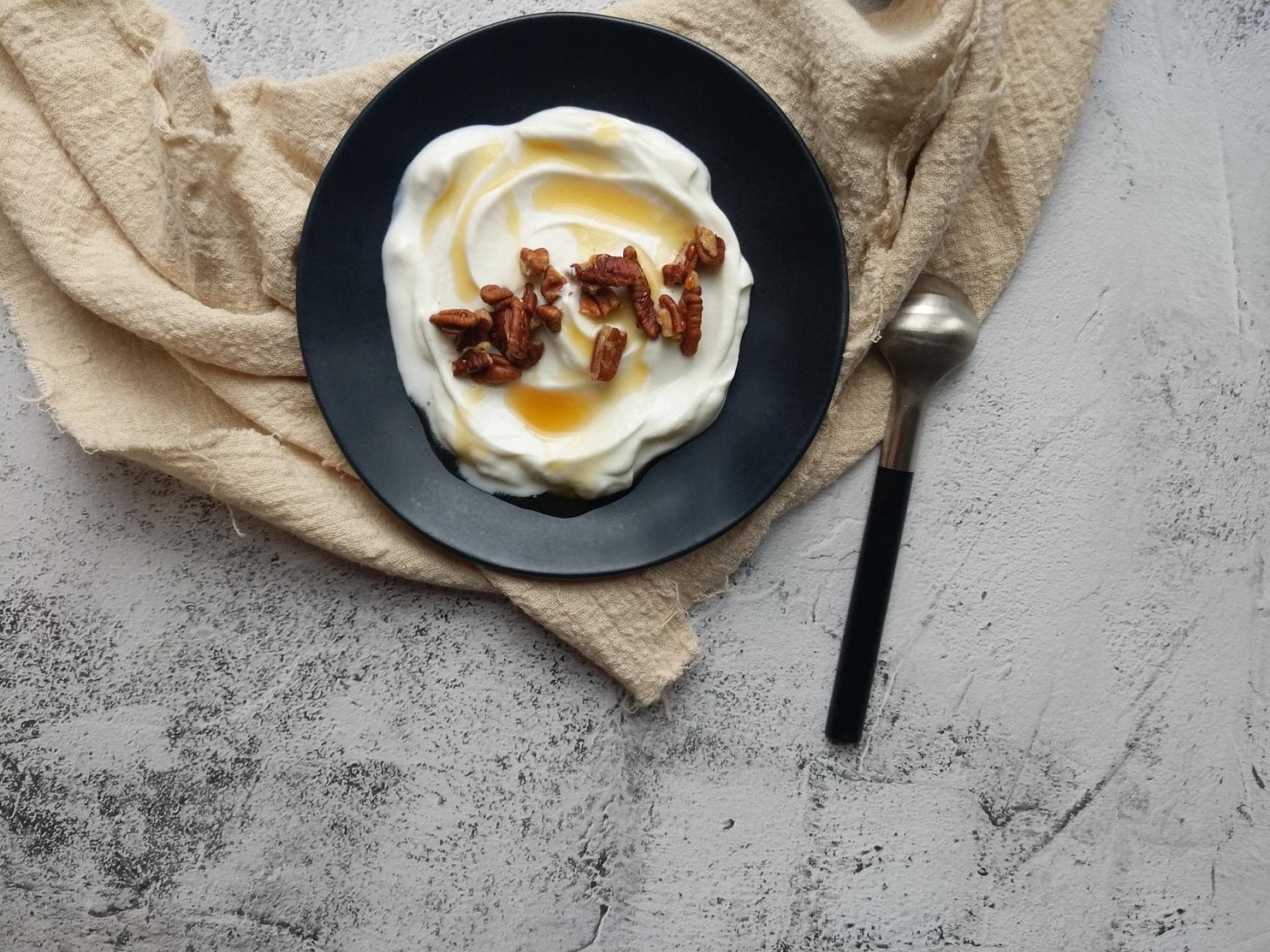 Griechischer Joghurt mit Honig und Nüssen Griechischer Joghurt mit Honig und Nüssen