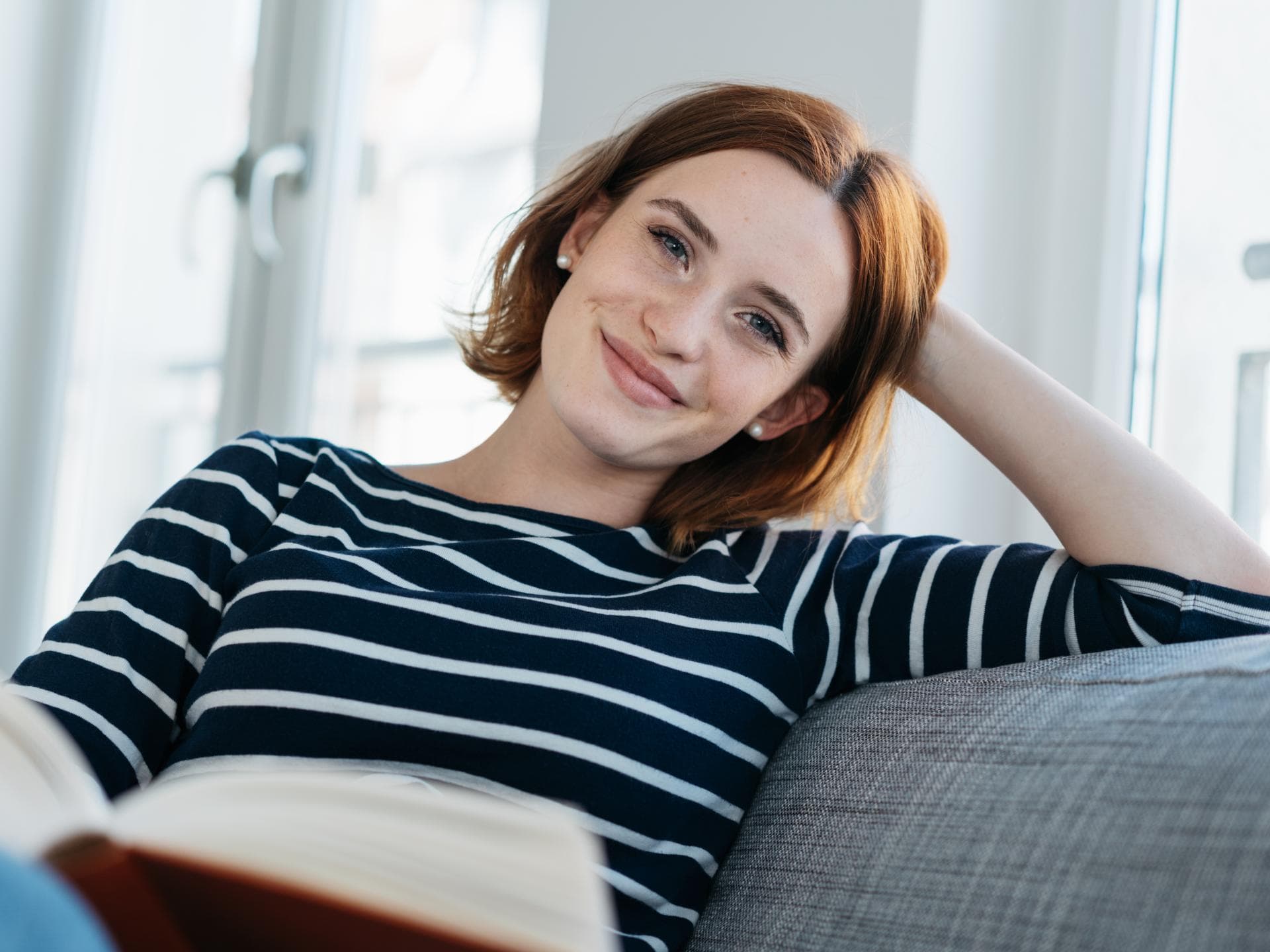 Frau liest ein Buch