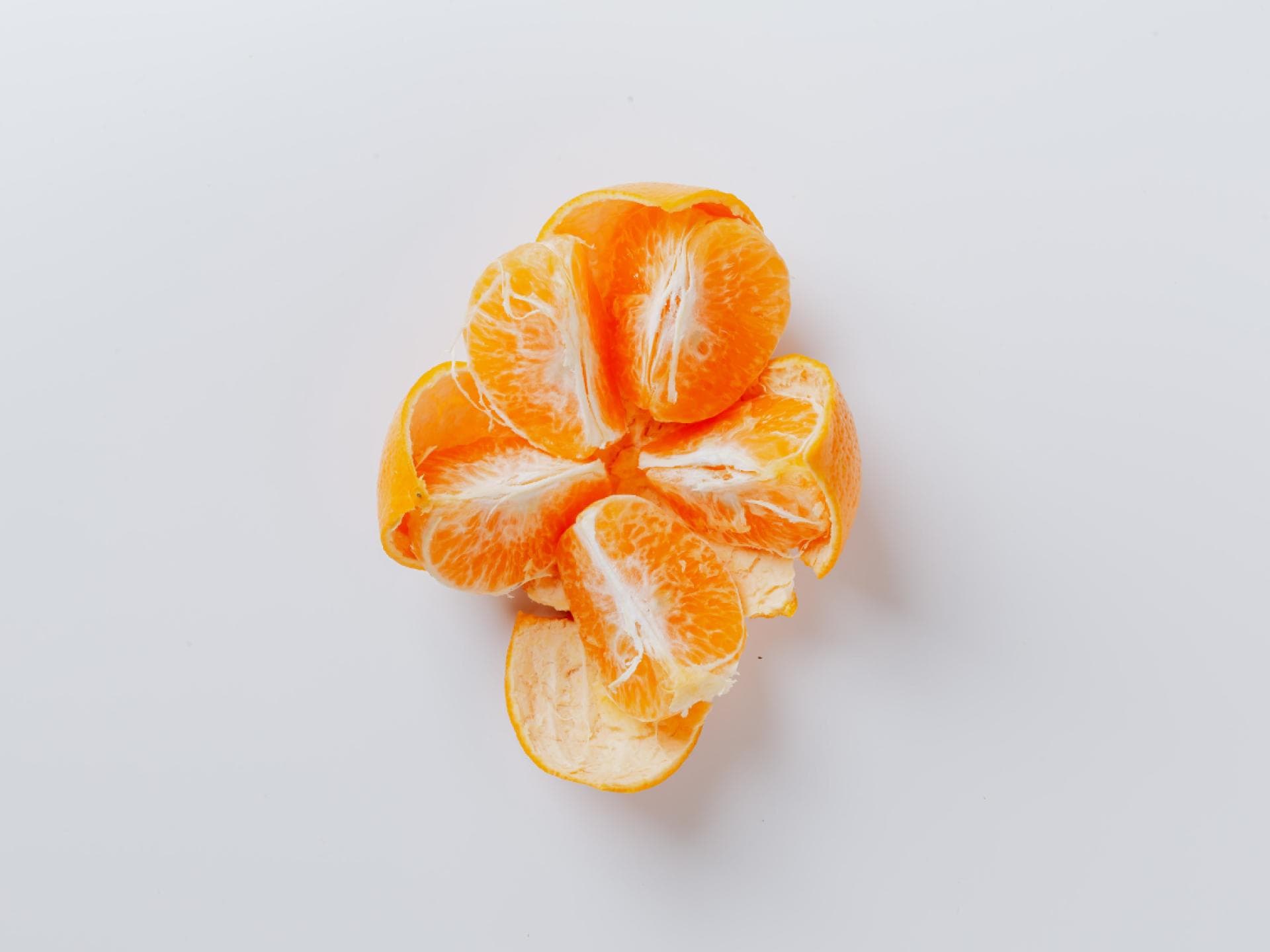 Geschälte Mandarine in Schale