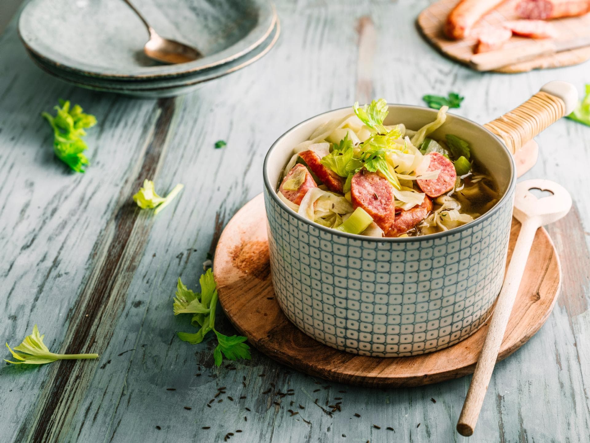 Spitzkohlsuppe mit geräucherter Mettwurst